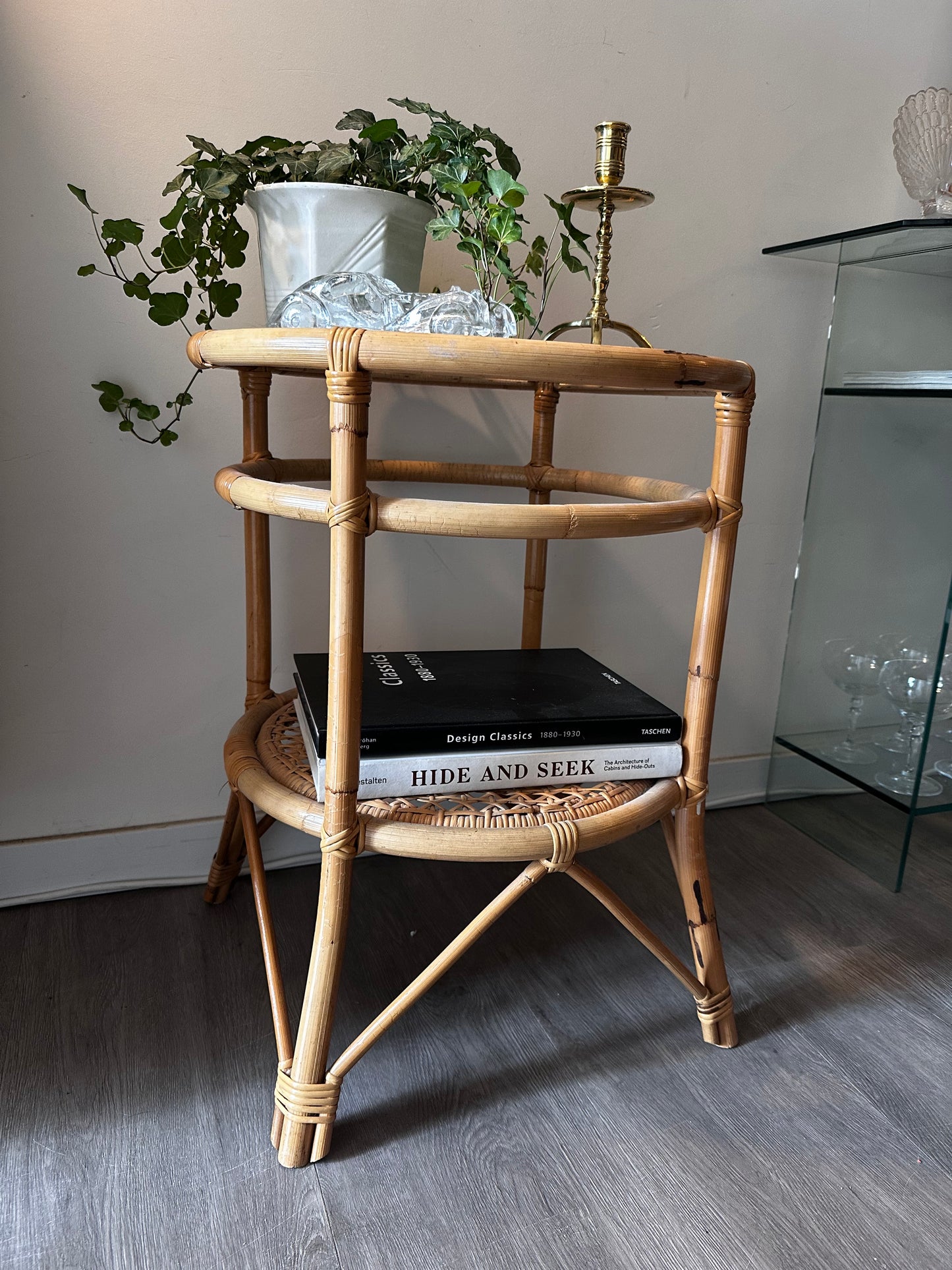Rotan vintage rond bijzettafeltje
