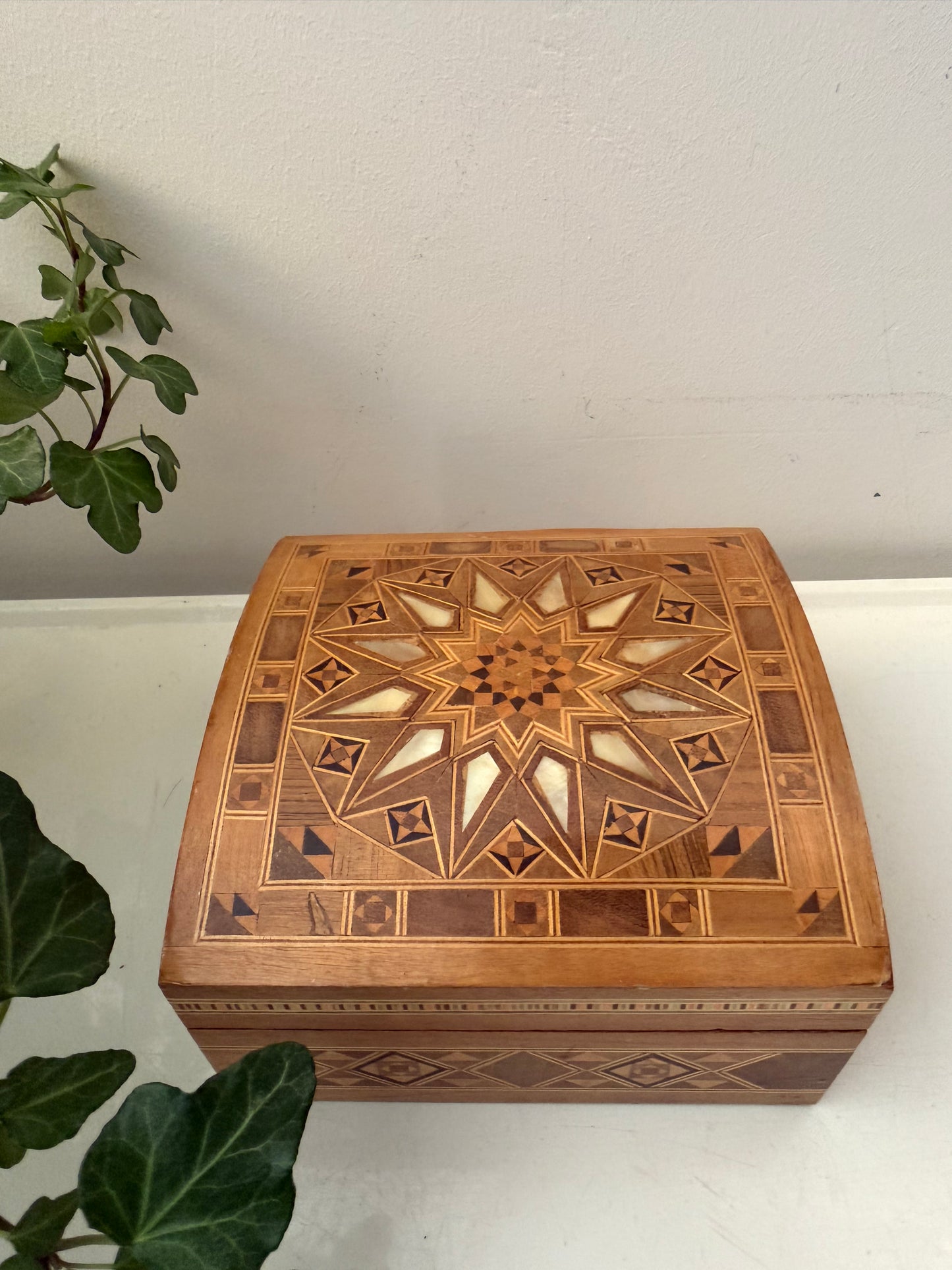 Houten bewaardoos met sterpatroon
