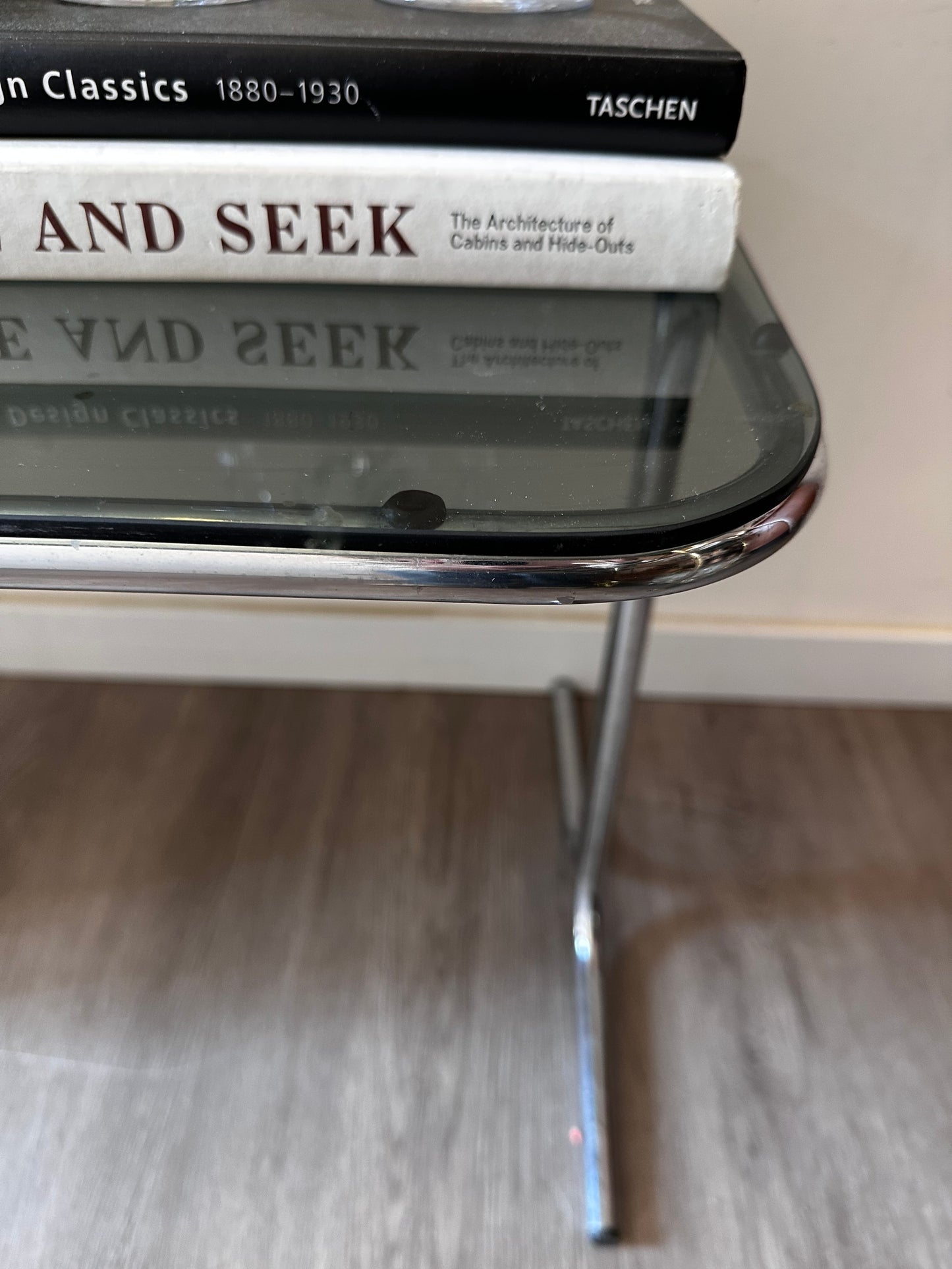 Bijzettafel in Bauhaus stijl met rookglas