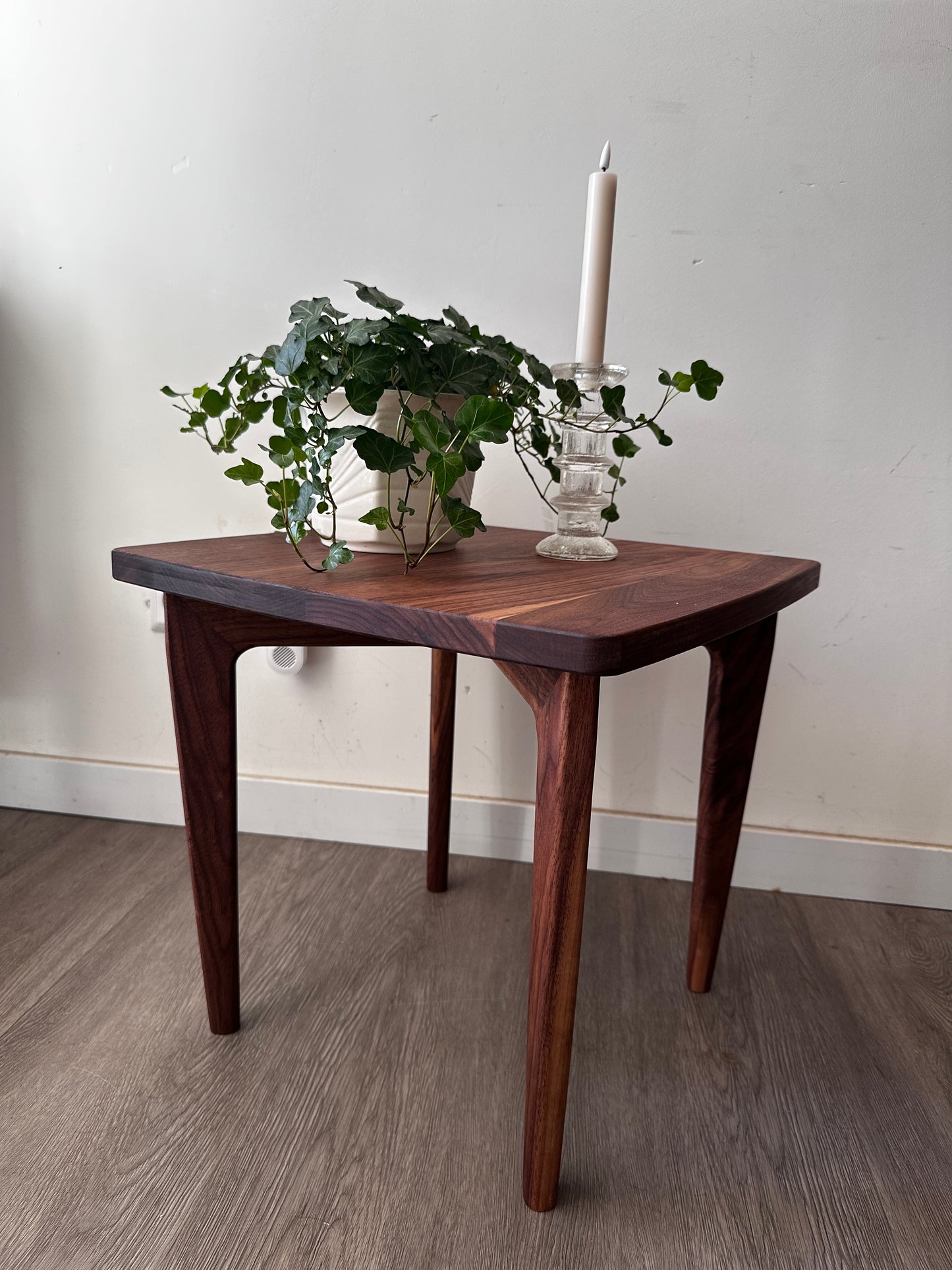 Scandinavisch design massief notenhouten tafeltje