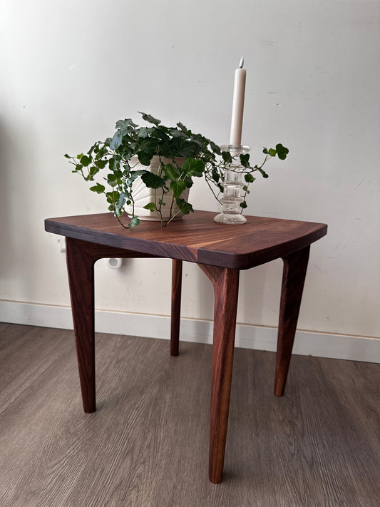 Scandinavisch design massief notenhouten tafeltje