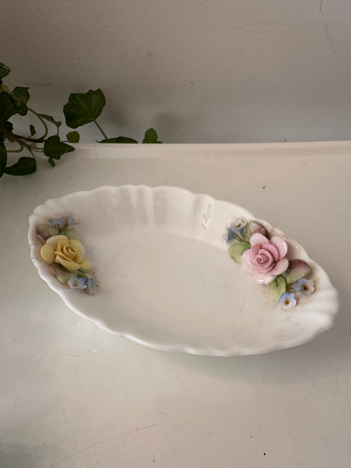 Fijn porseleinen Coalport schaaltje met handgemaakte bloemen