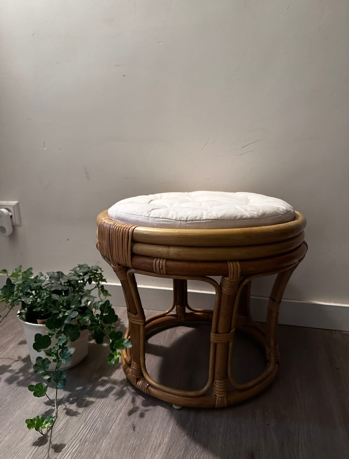 Vintage rotan krukje