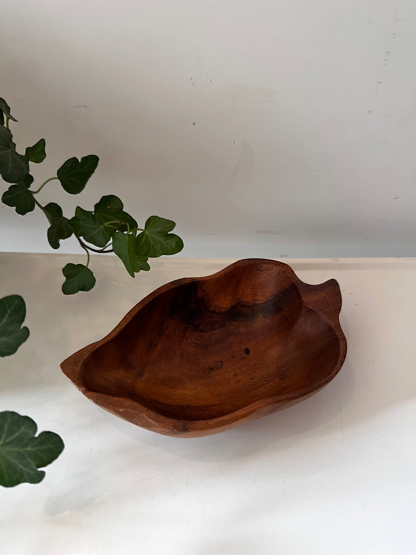 Teak houten schaaltje in de vorm van een blad