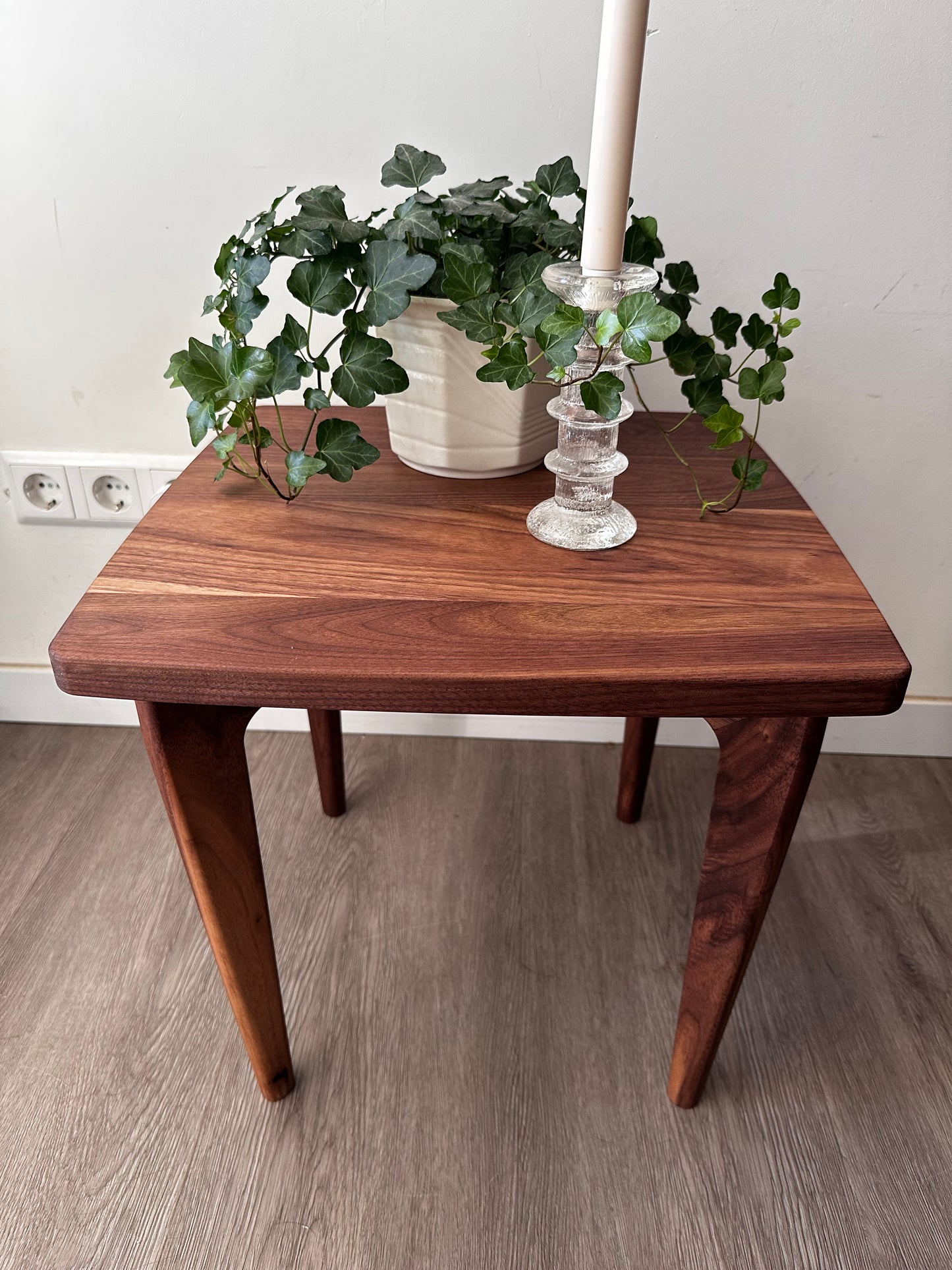 Scandinavisch design massief notenhouten tafeltje