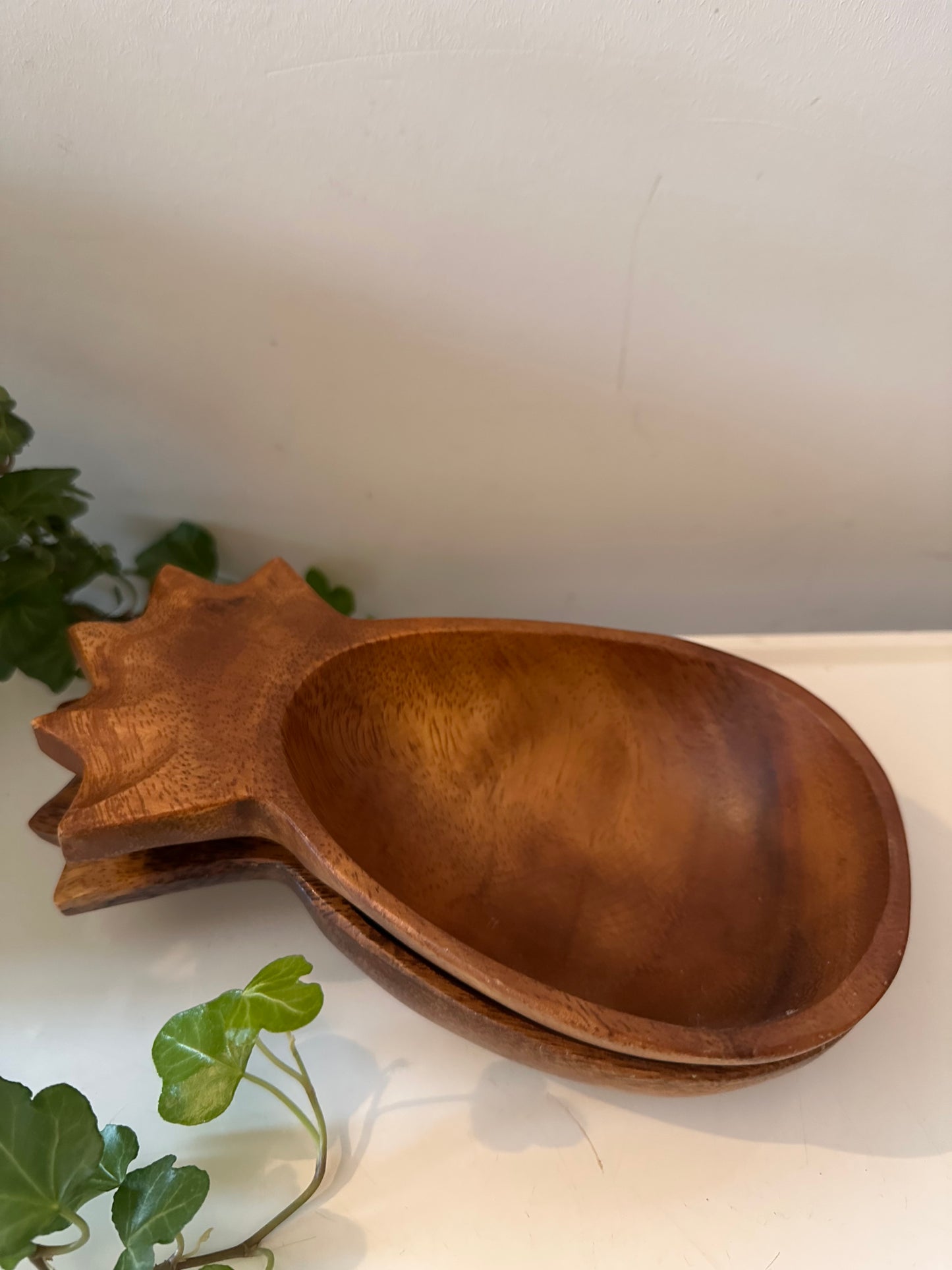 Houten schaaltjes in de vorm van een ananas