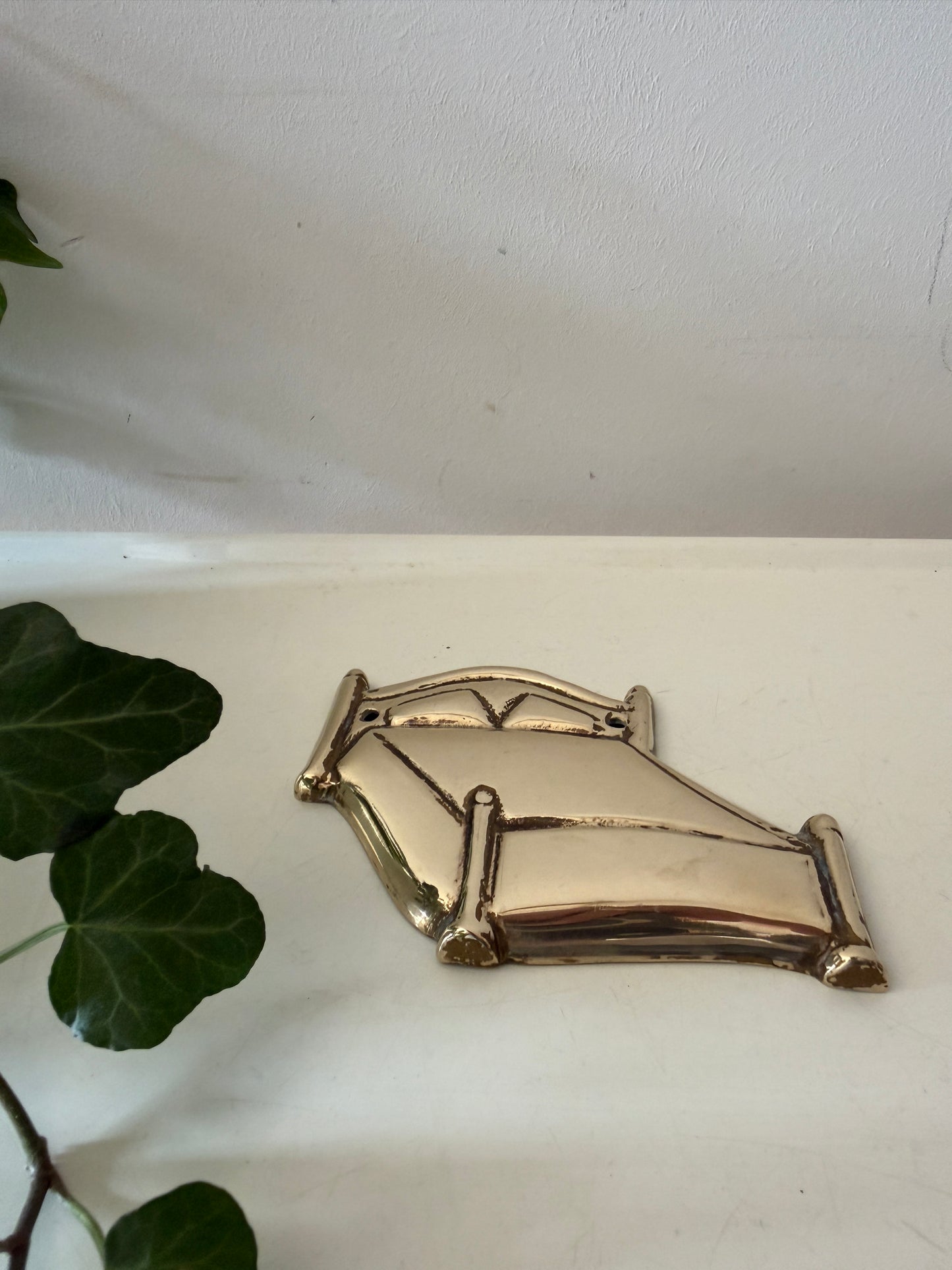 Messing deurornament voor de slaapkamer