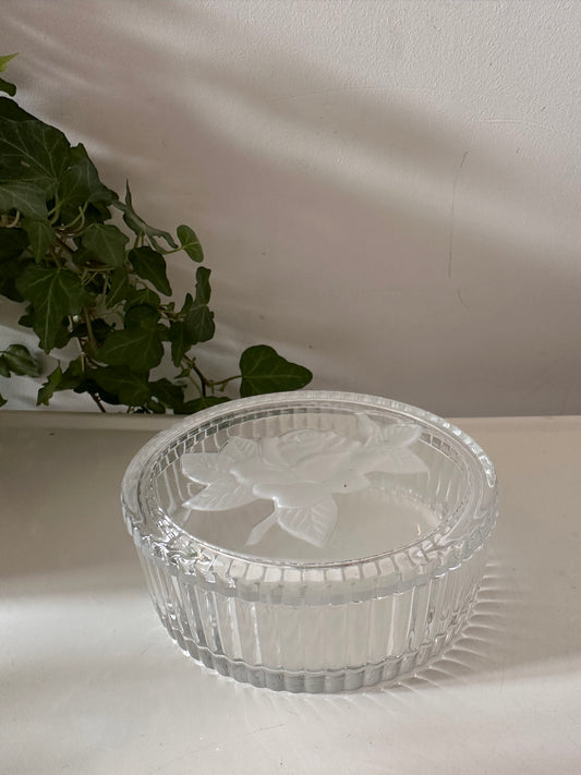 Glazen bewaardoosje met rozendeksel