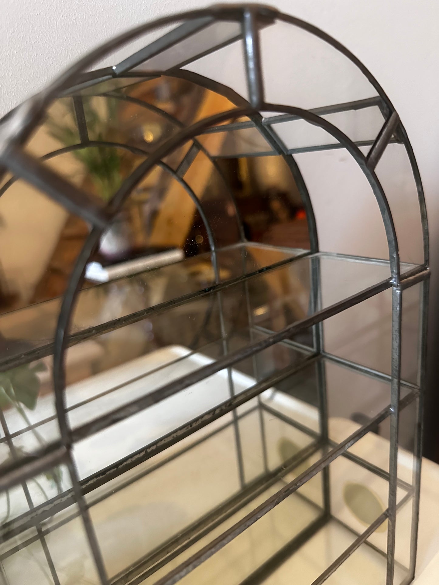 Glazen vitrinekastje met metaal