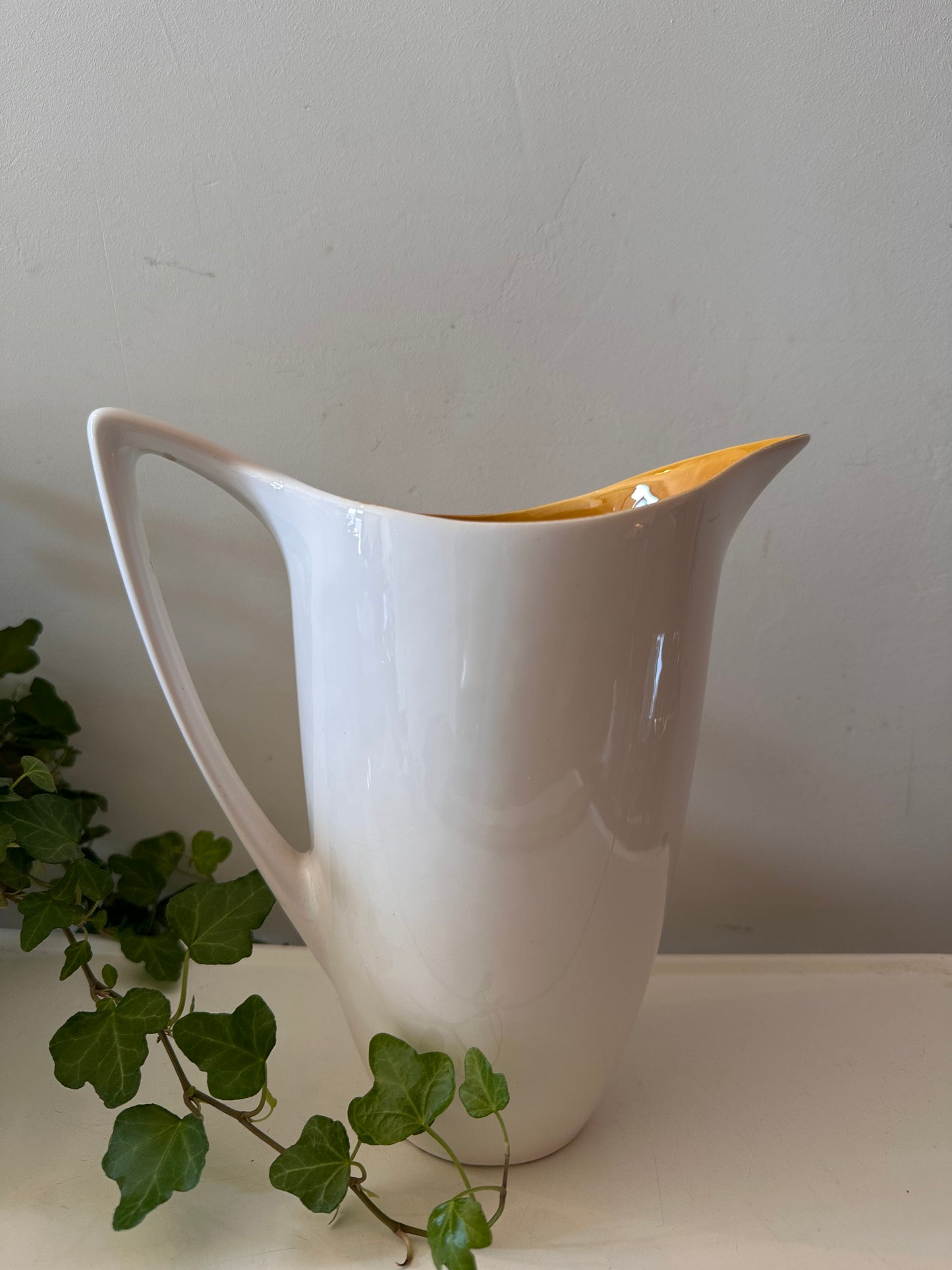 Keramieken jaren 60 kan met geel geglazuurde binnenkant