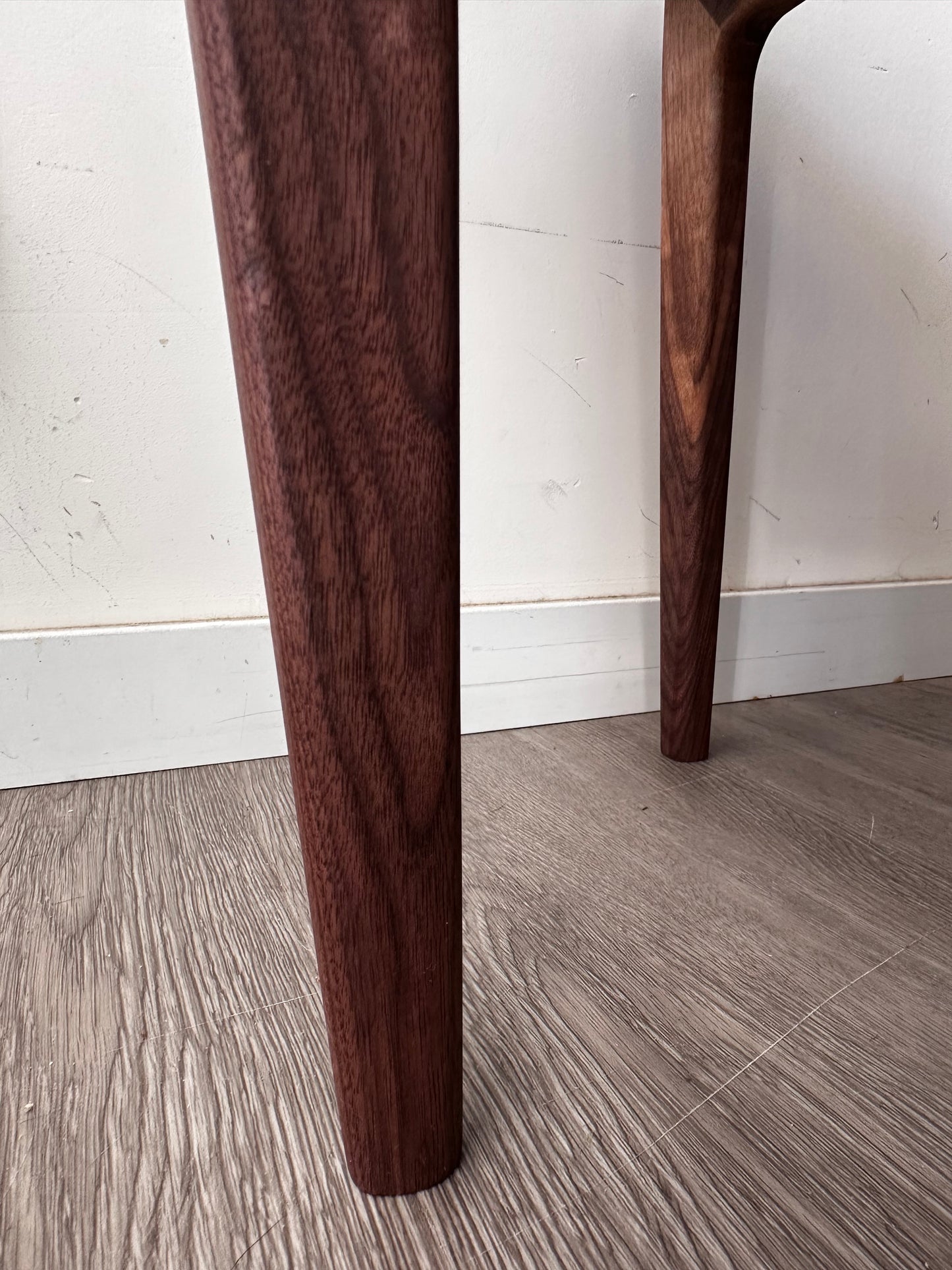 Scandinavisch design massief notenhouten tafeltje