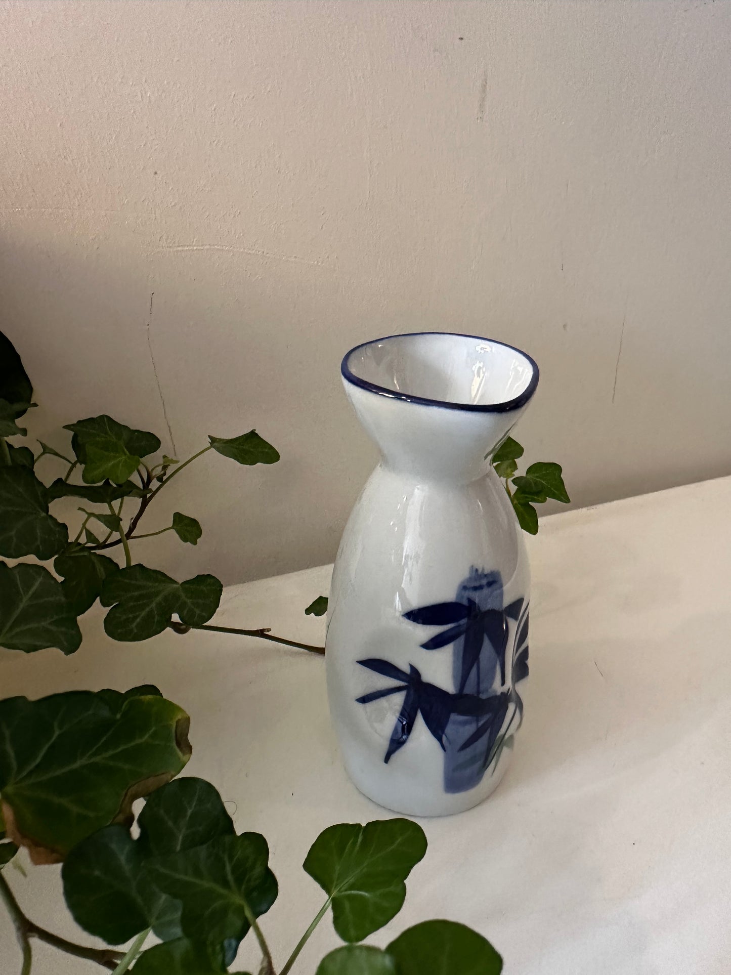 Porseleinen sake flesje