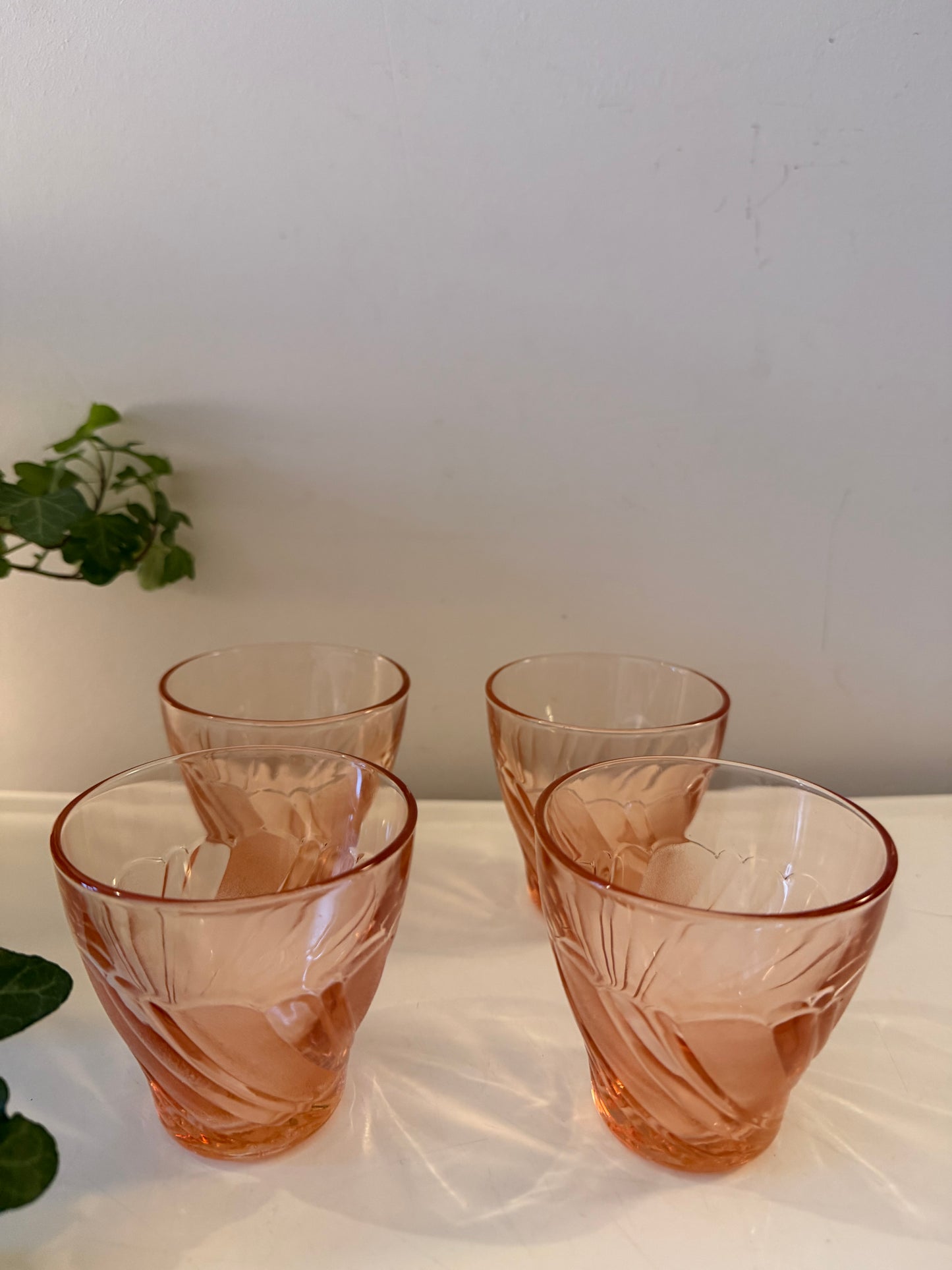 4 Glaasjes Art Deco pers glas