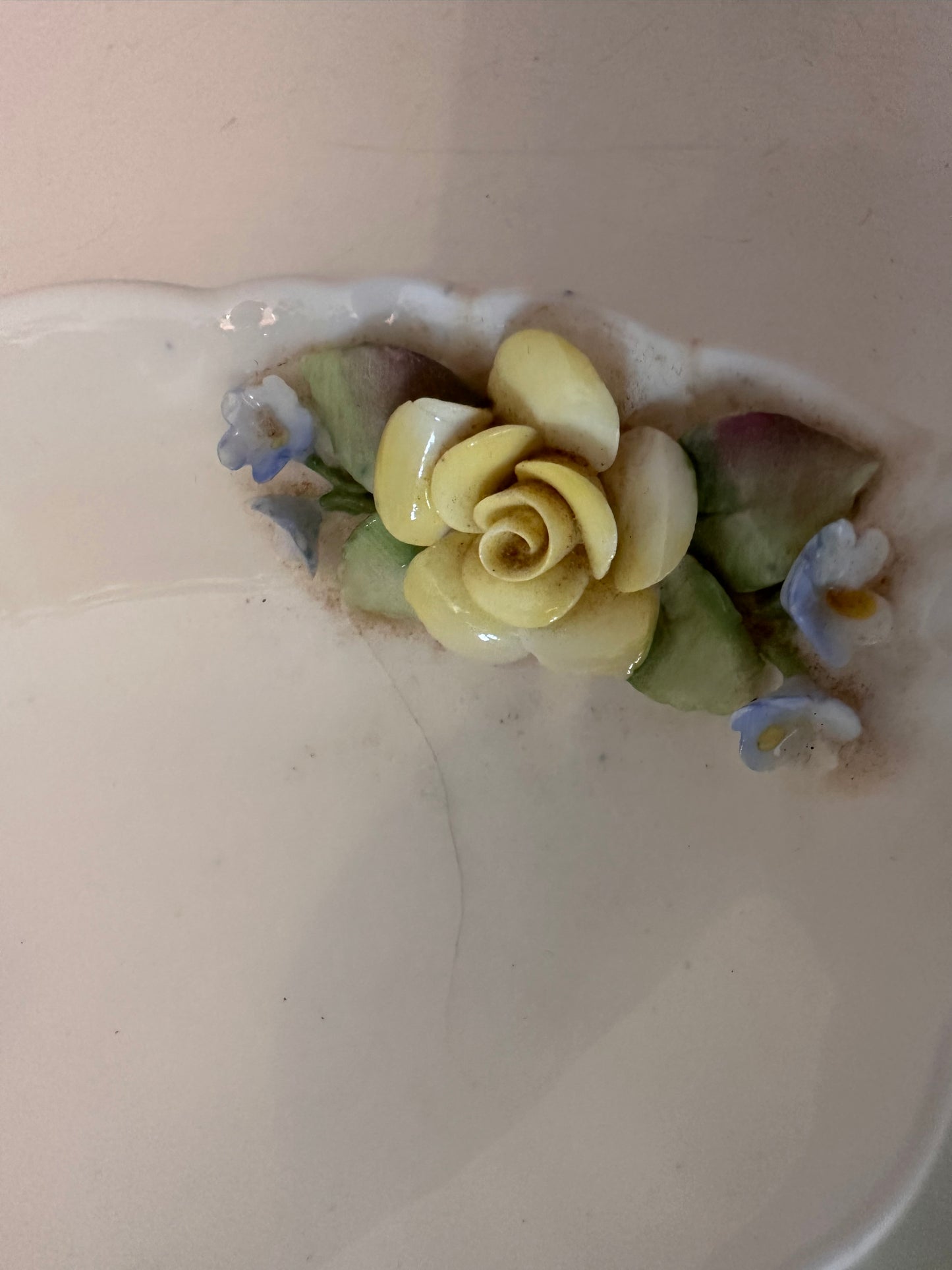 Fijn porseleinen Coalport schaaltje met handgemaakte bloemen