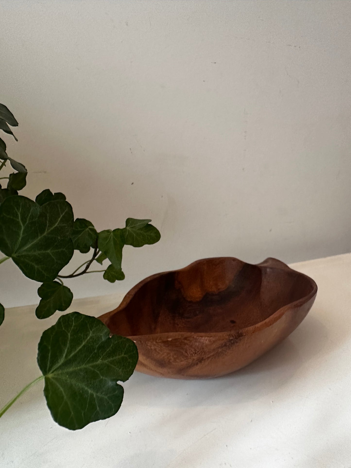 Teak houten schaaltje in de vorm van een blad