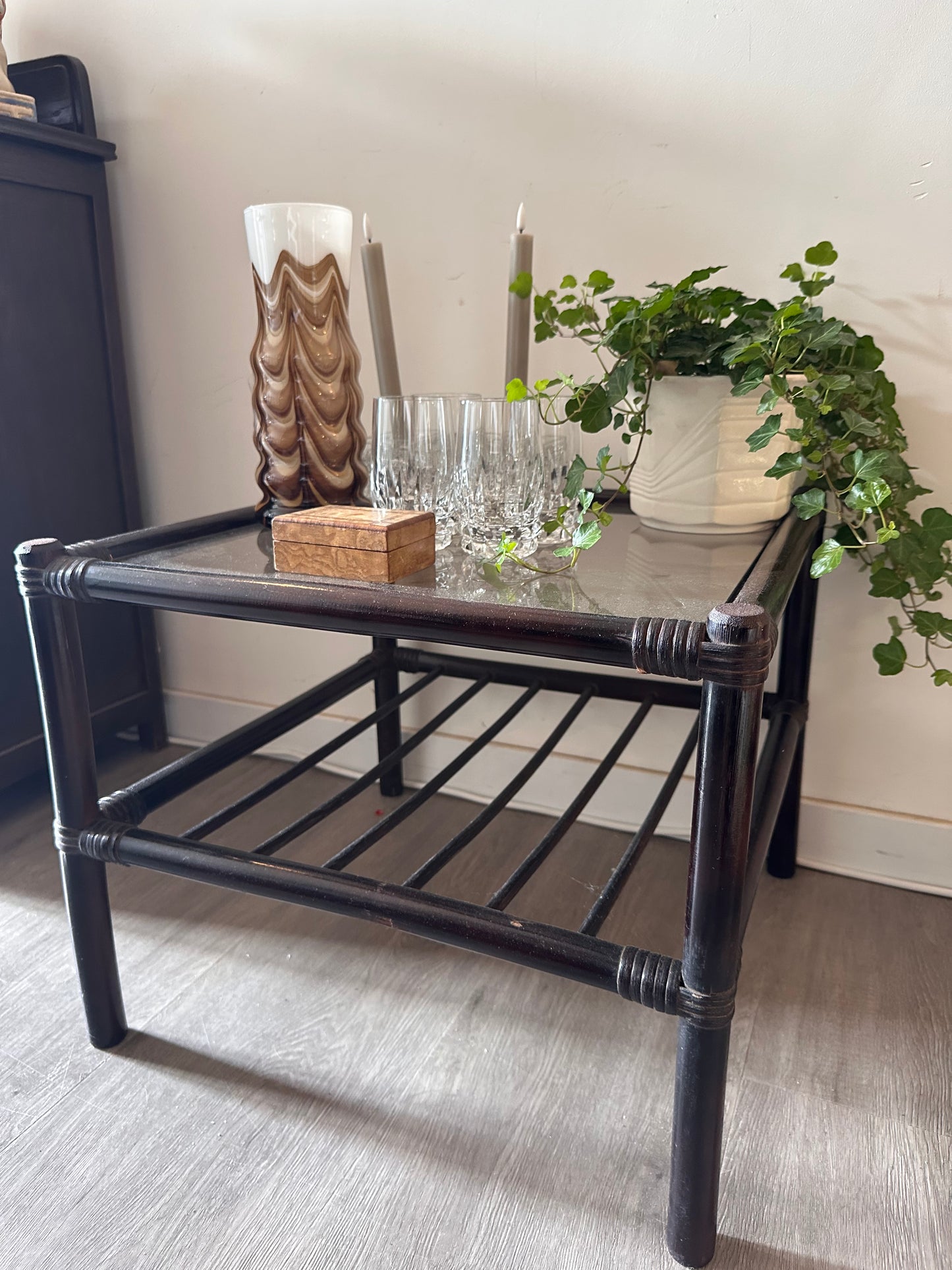 Rotan tafeltje met glazen blad