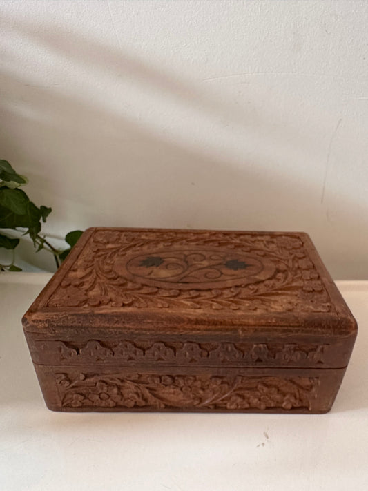 Houten bewaardoos met messing koper inleg