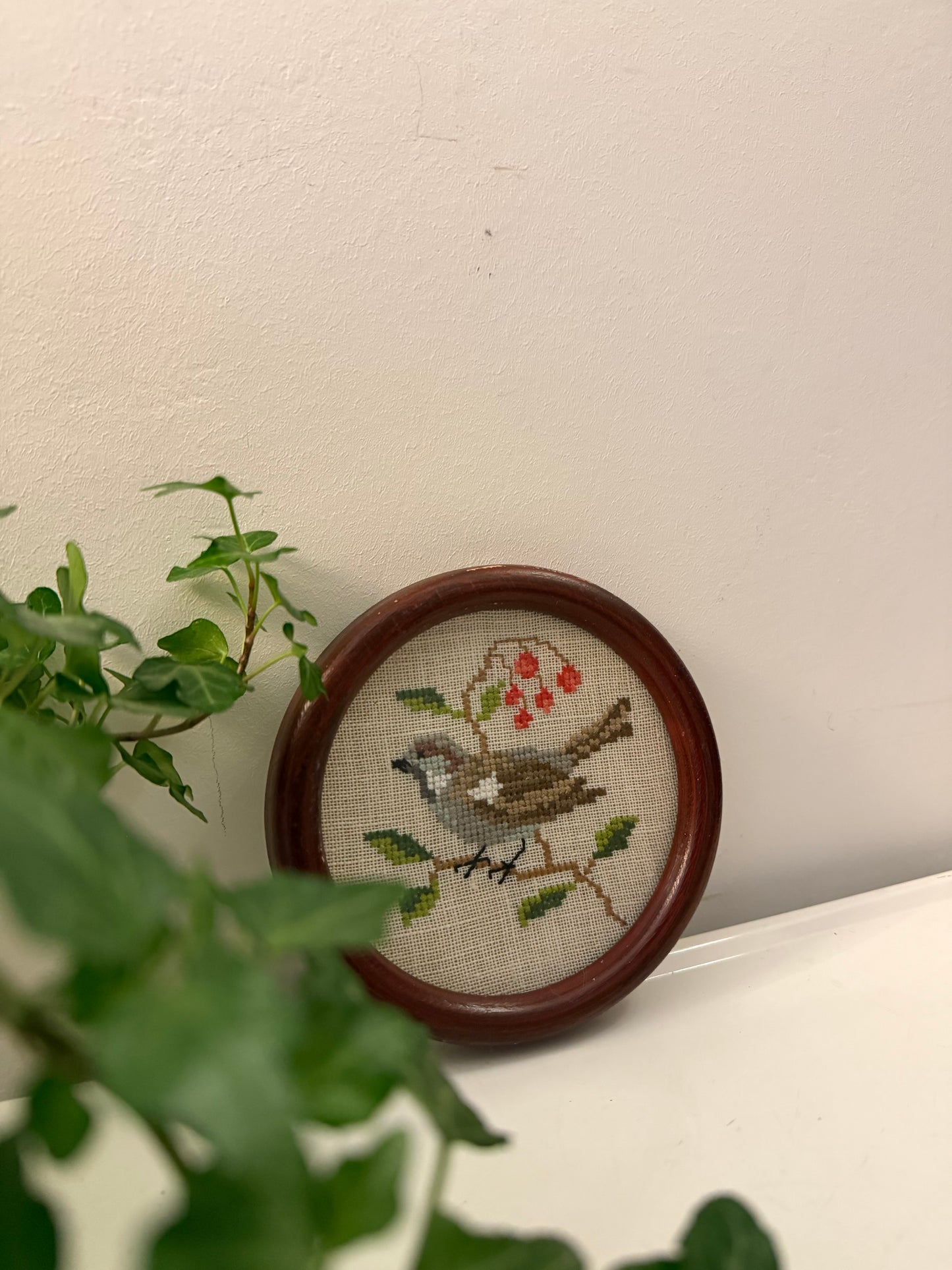 Vintage borduurwerkje in rond lijstje