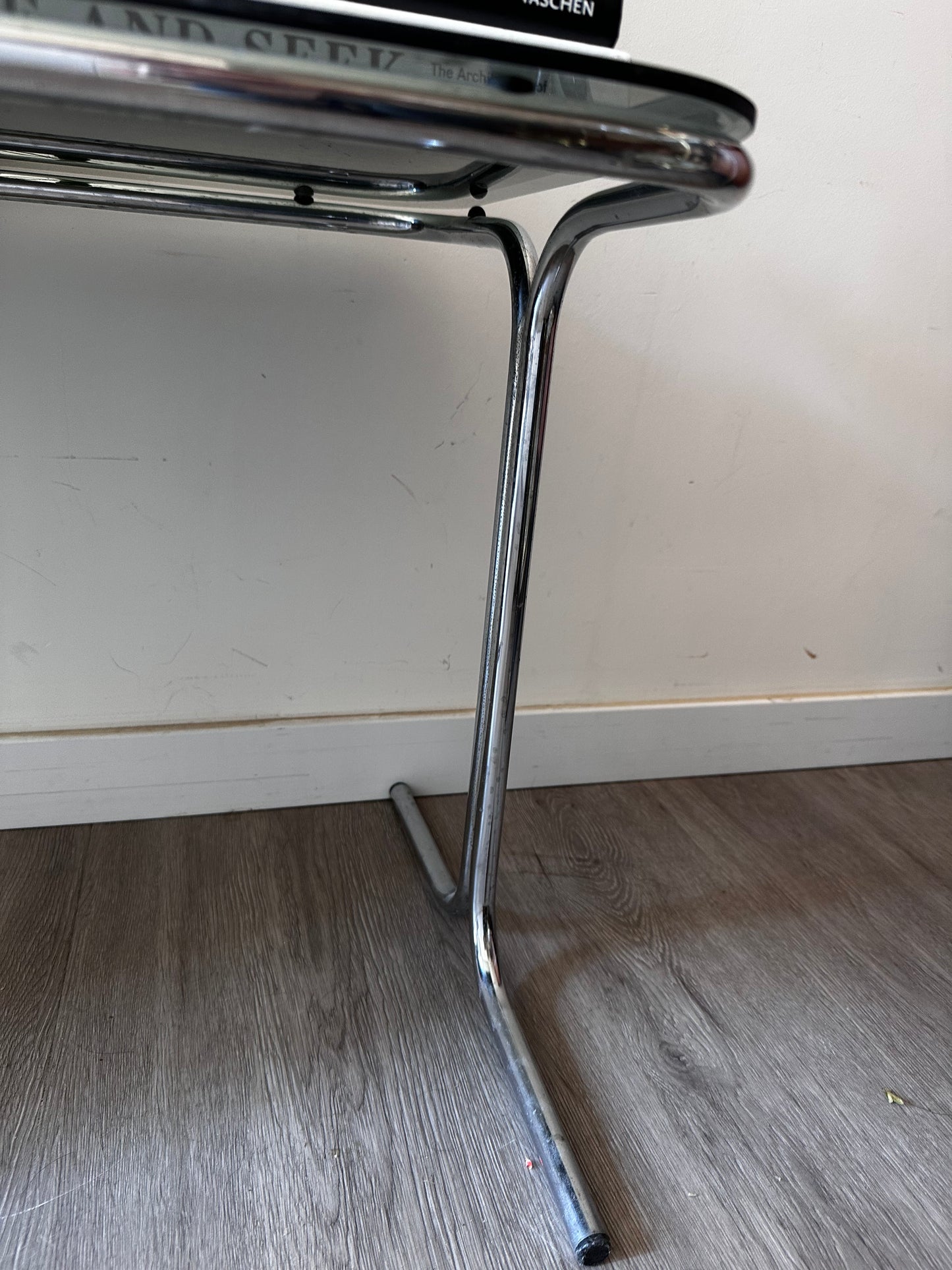 Bijzettafel in Bauhaus stijl met rookglas