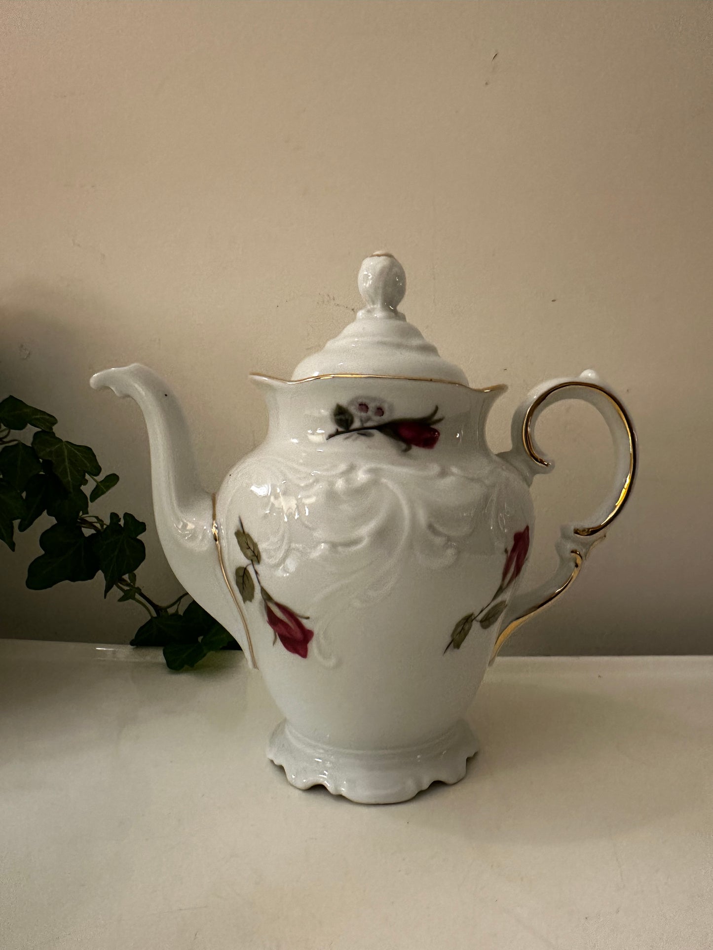 Porseleinen theepot met rozenprint