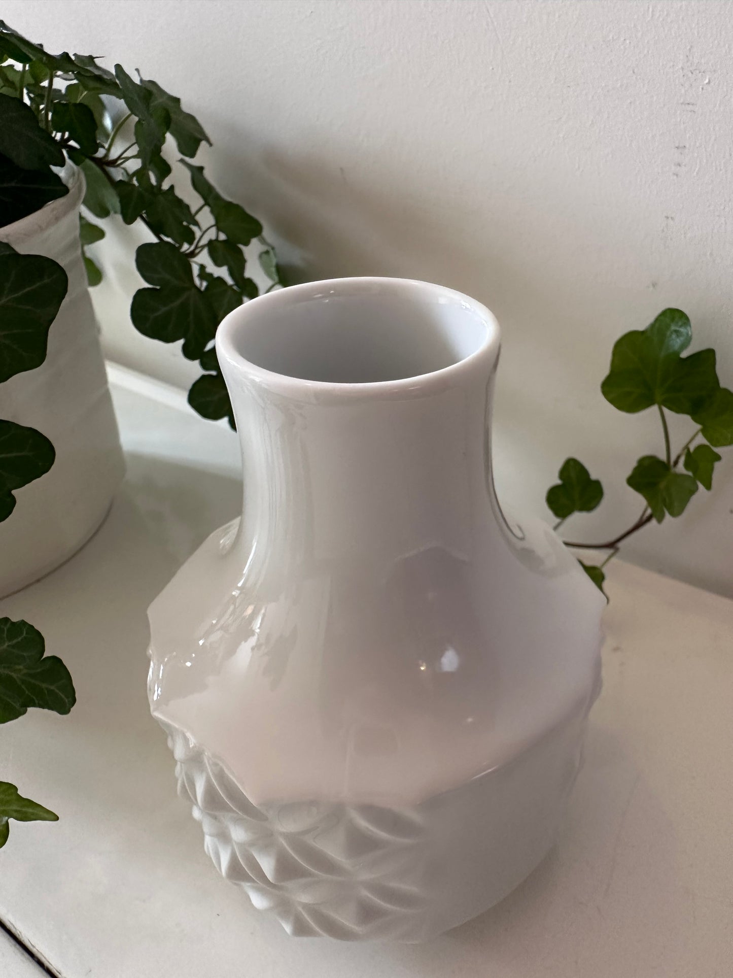 Wit porseleinen winterling vaasje