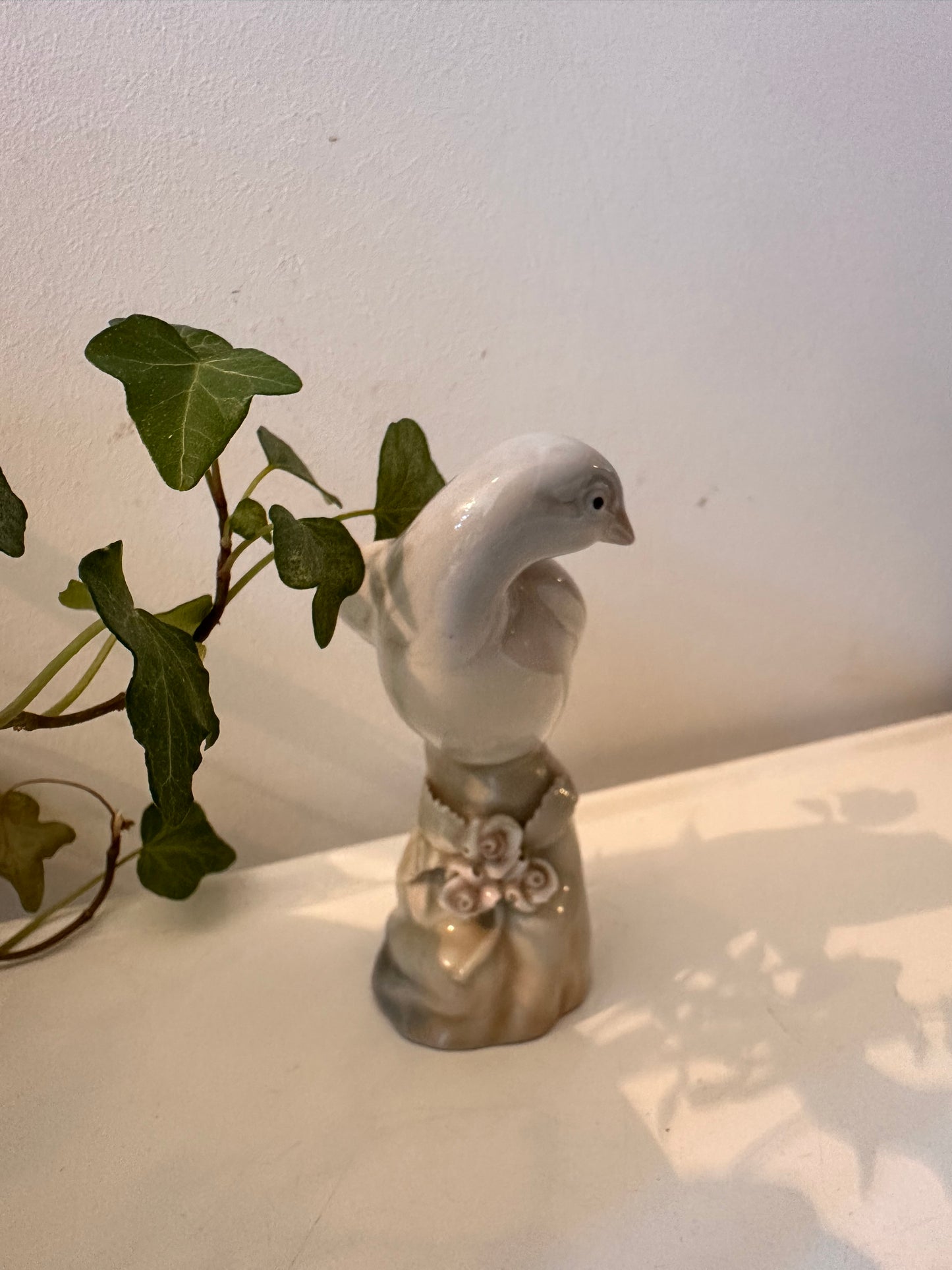 Porseleinen duifbeeldje