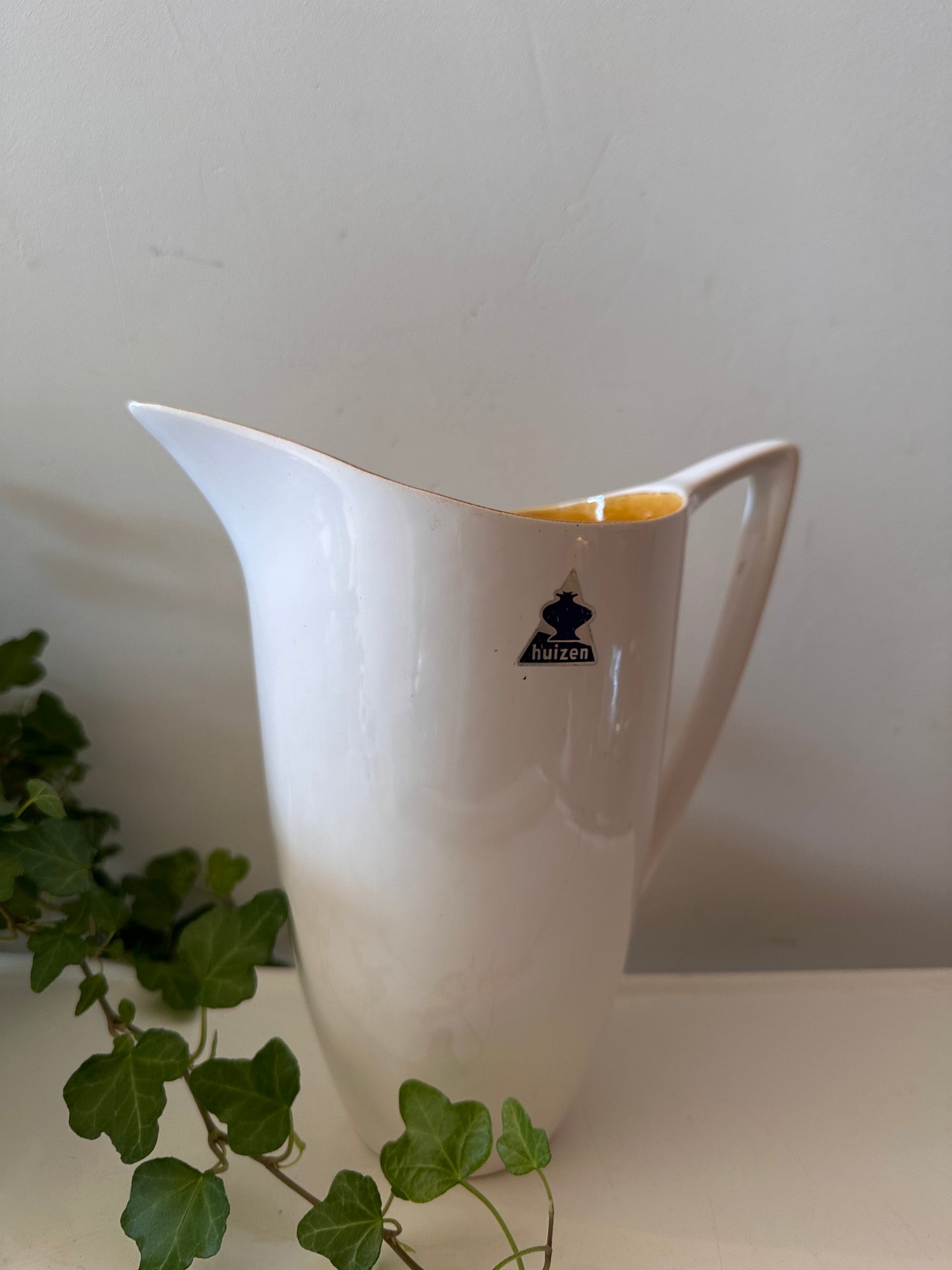 Keramieken jaren 60 kan met geel geglazuurde binnenkant