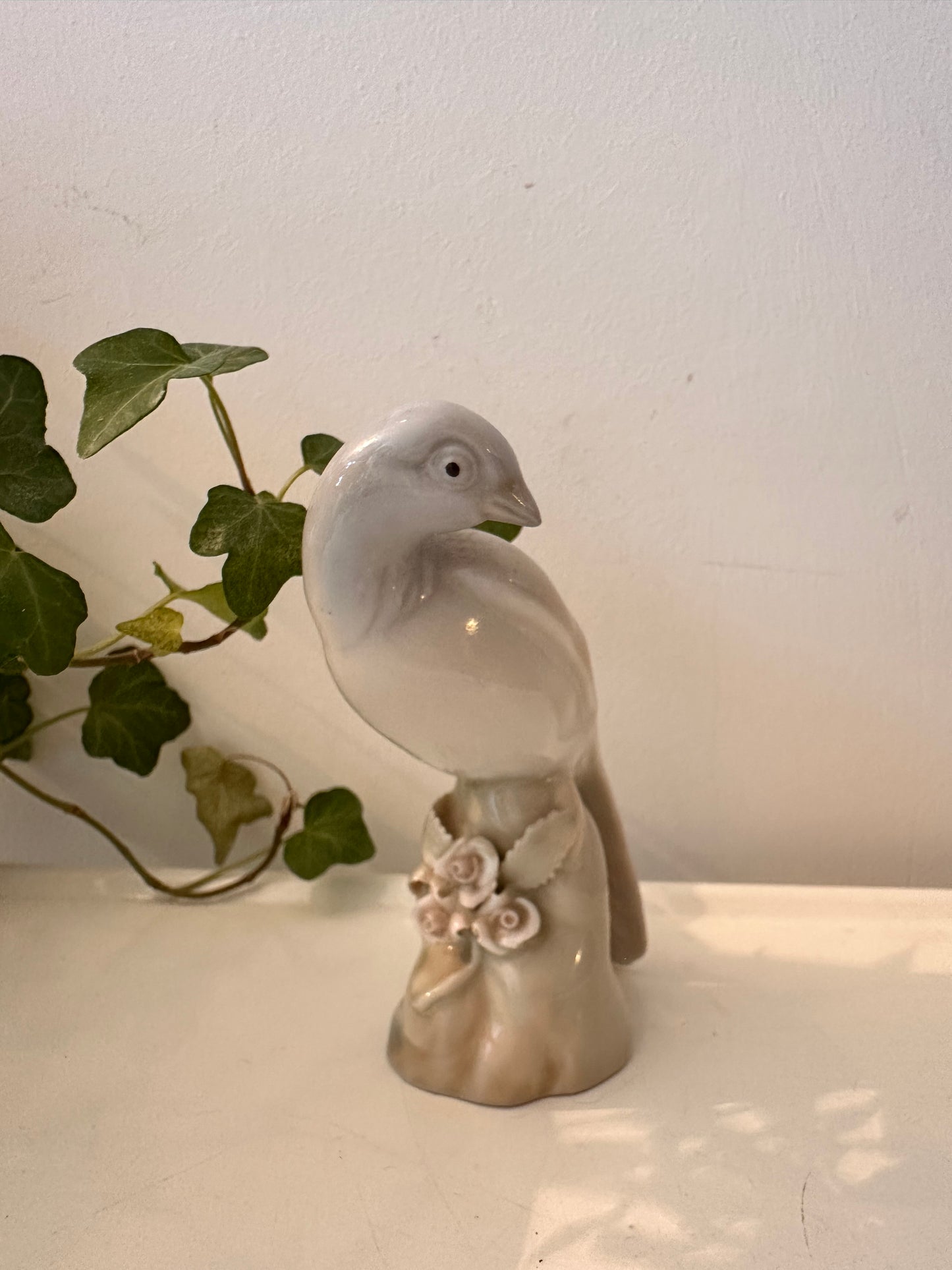 Porseleinen duifbeeldje