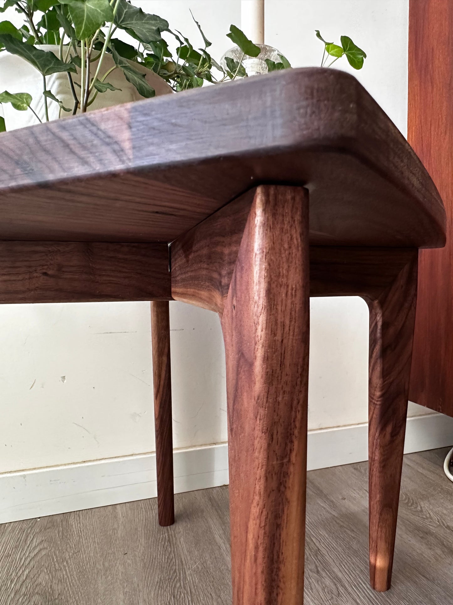 Scandinavisch design massief notenhouten tafeltje