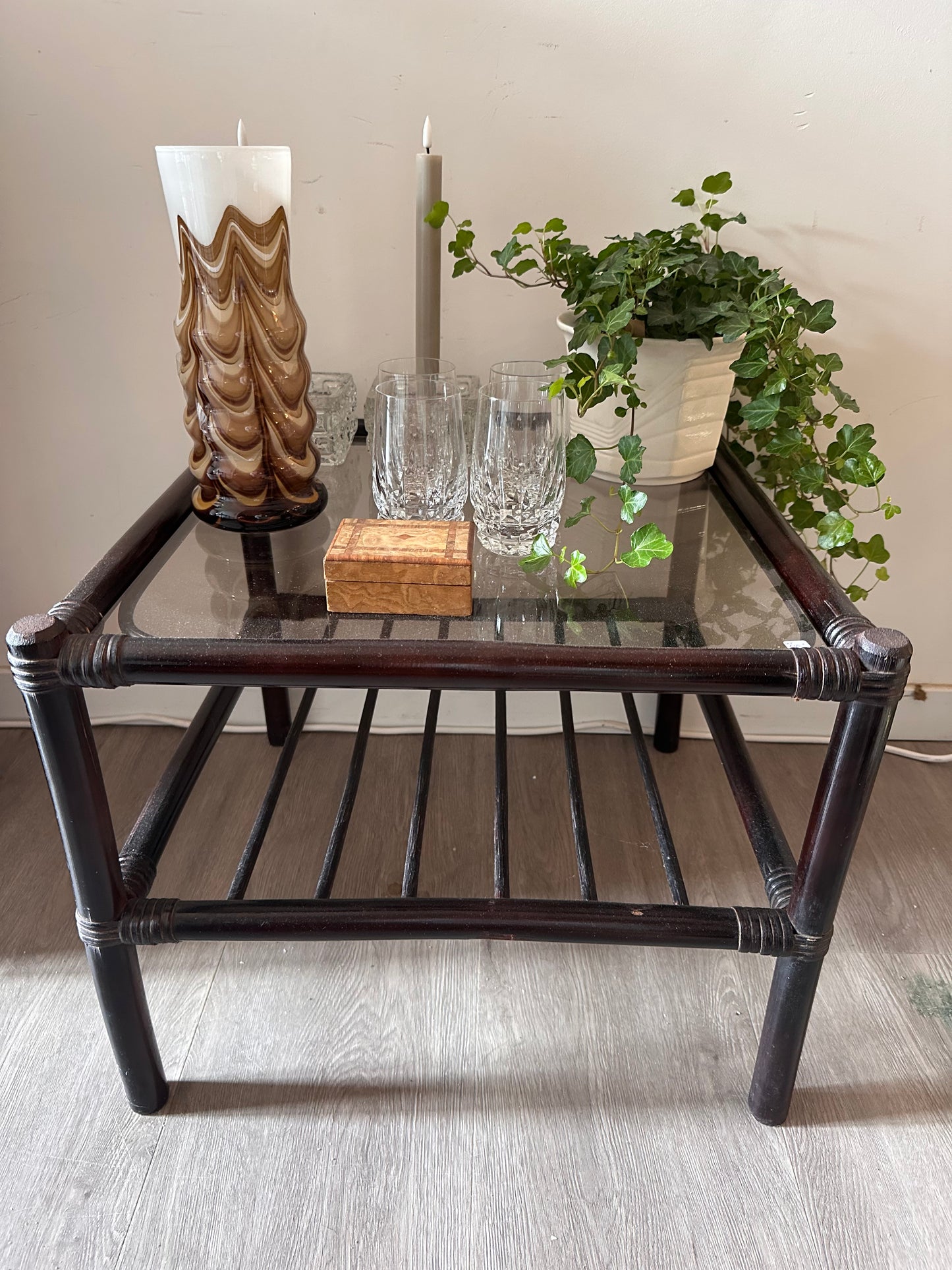 Rotan tafeltje met glazen blad