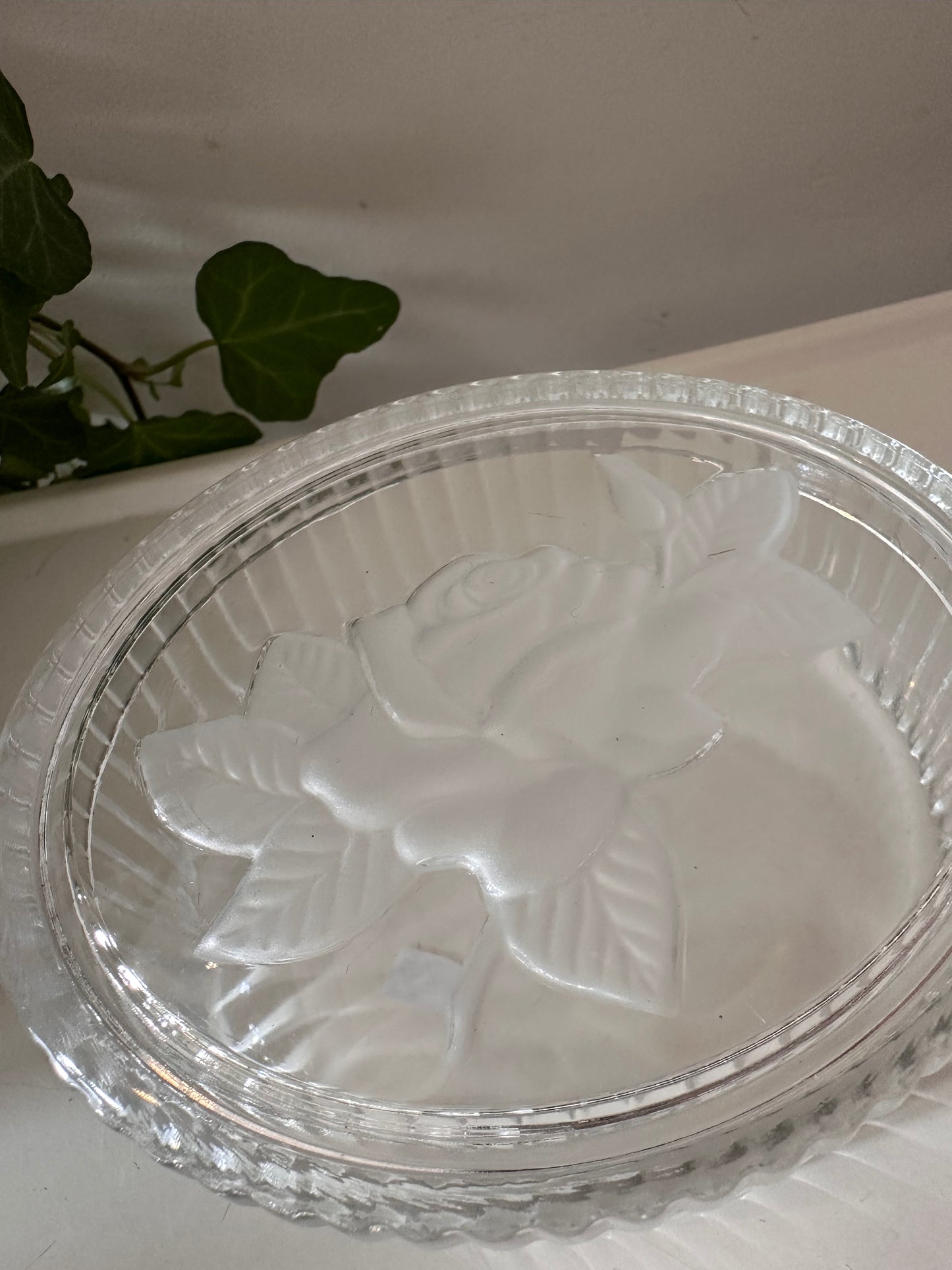 Glazen bewaardoosje met rozendeksel