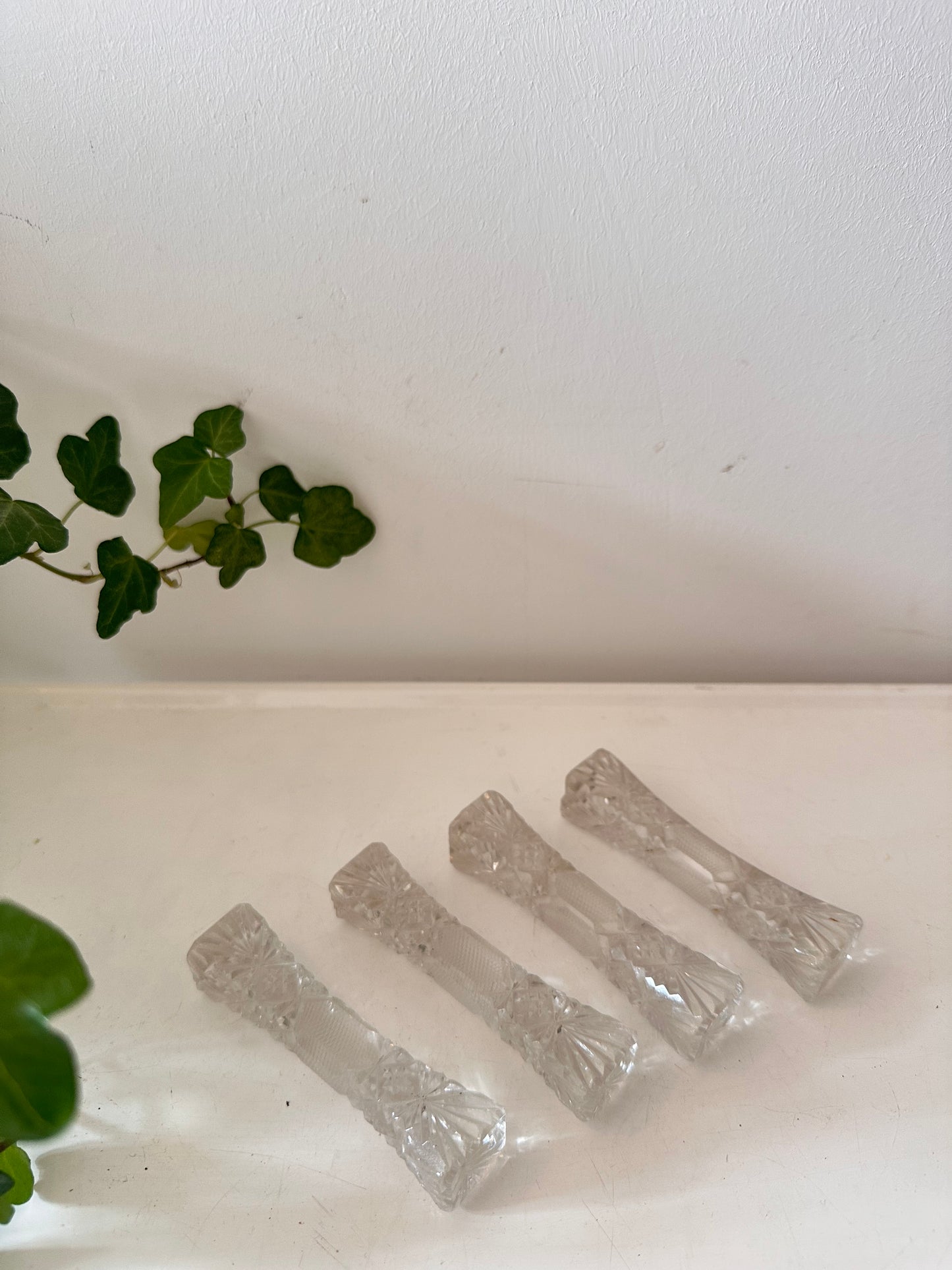 Set van 4 kristallen messenlegers