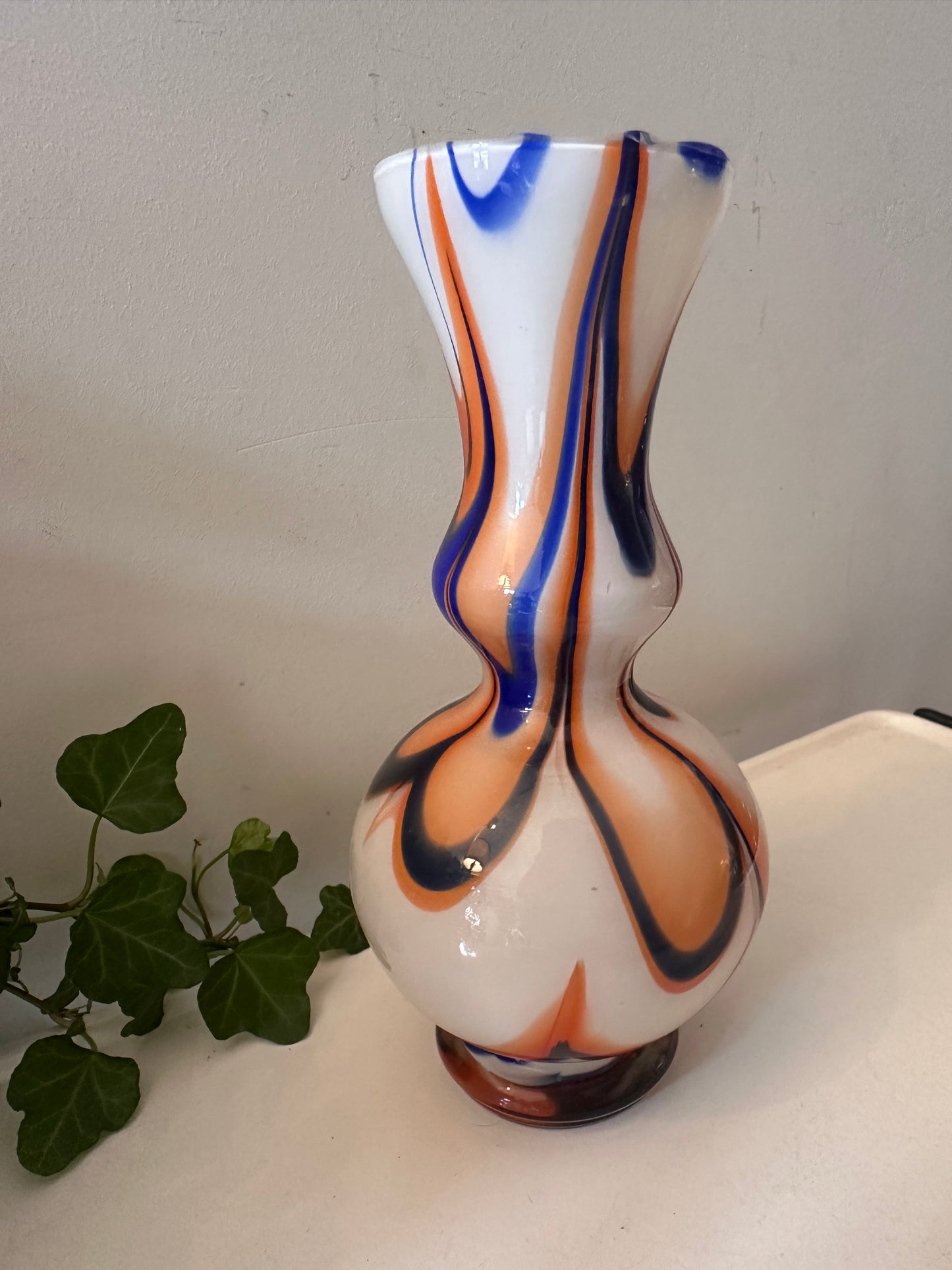 Mondgeblazen vaas met swirlpatroon