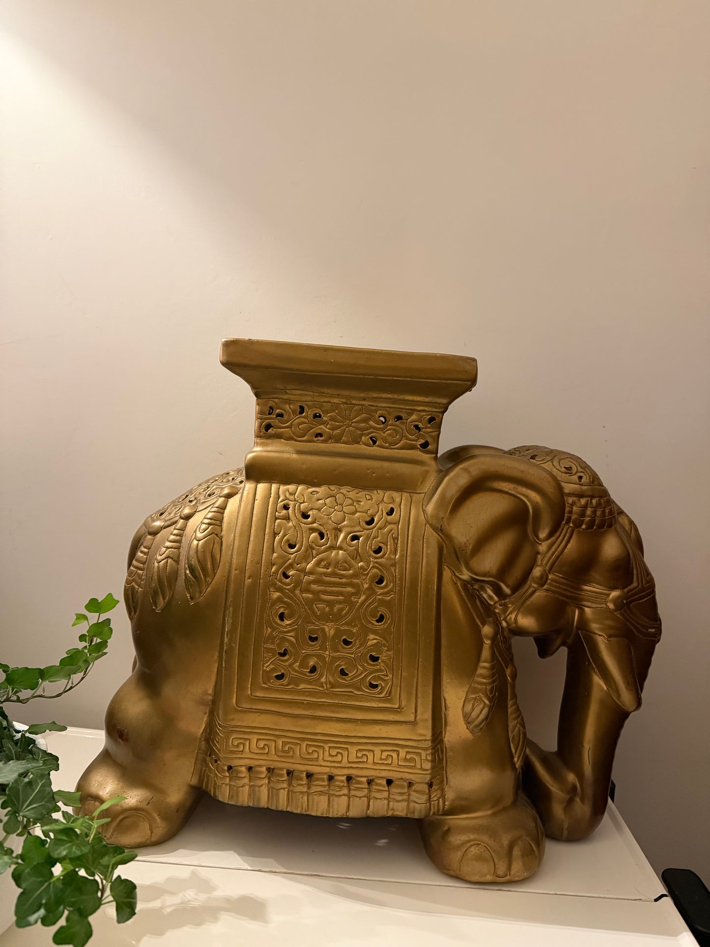 Olifanten sokkel plantentafel goudkleurig