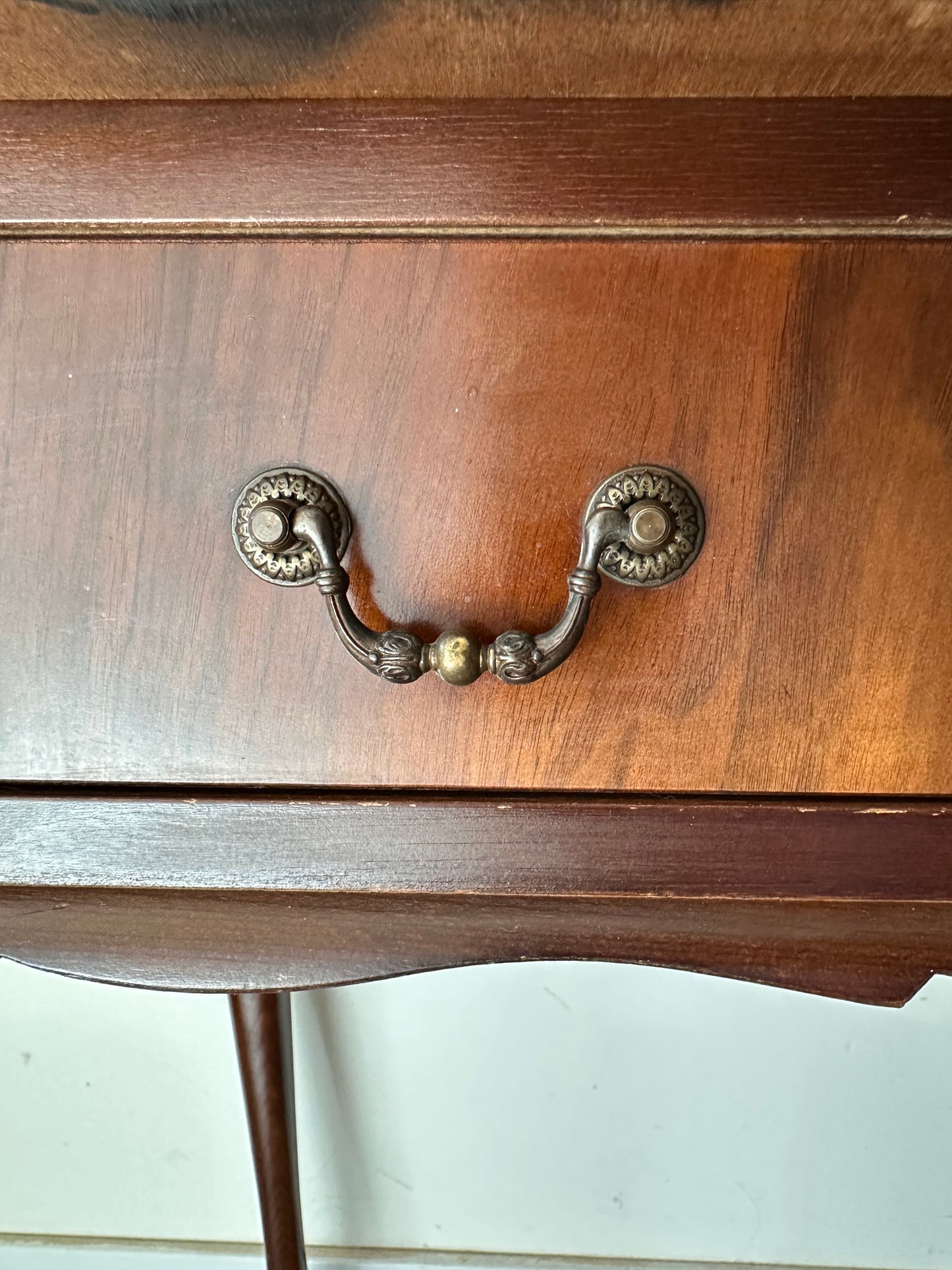 Klassiek houten tafeltje met lade