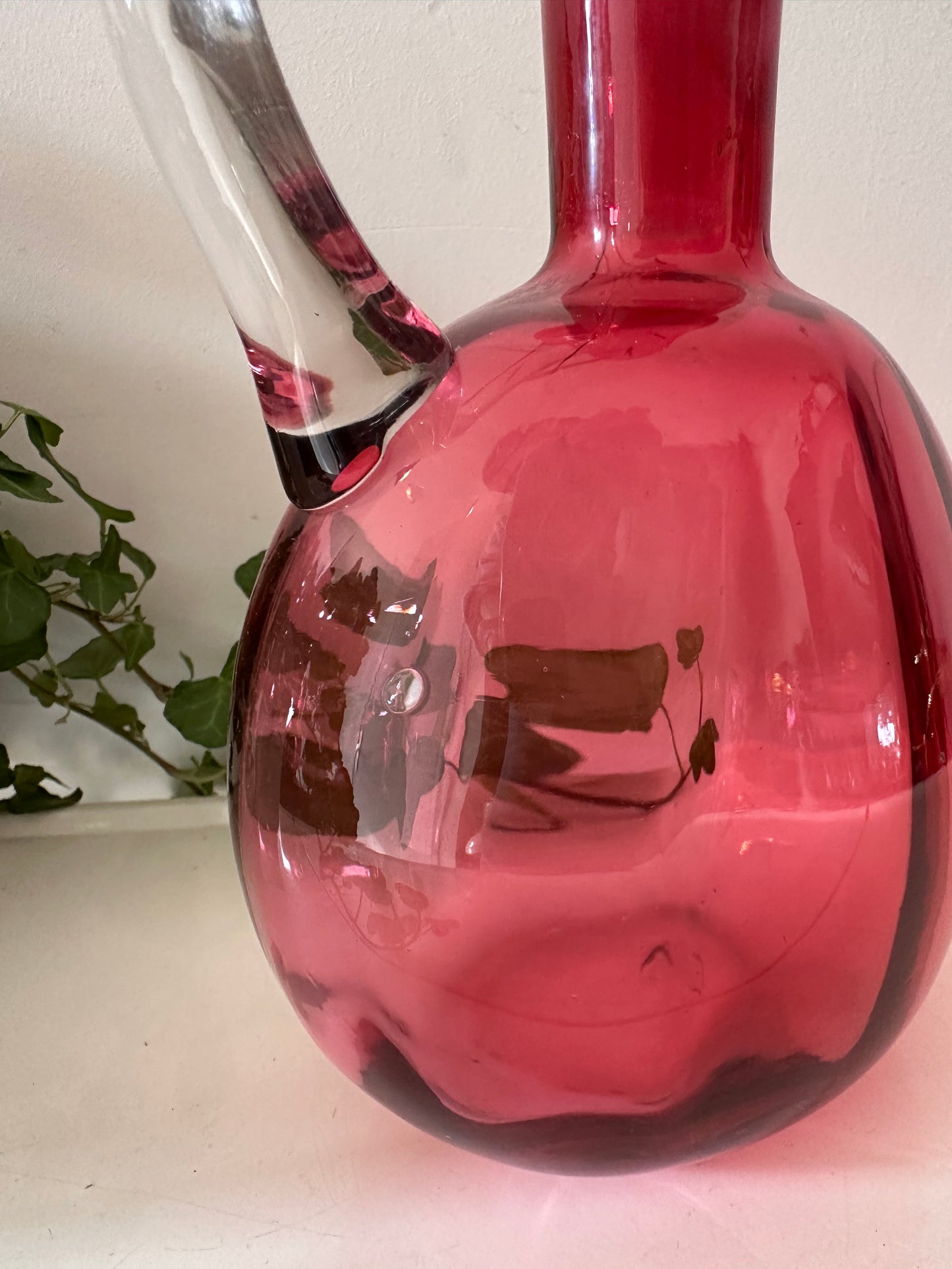 Antieke karaf handgeblazen cranberry glas