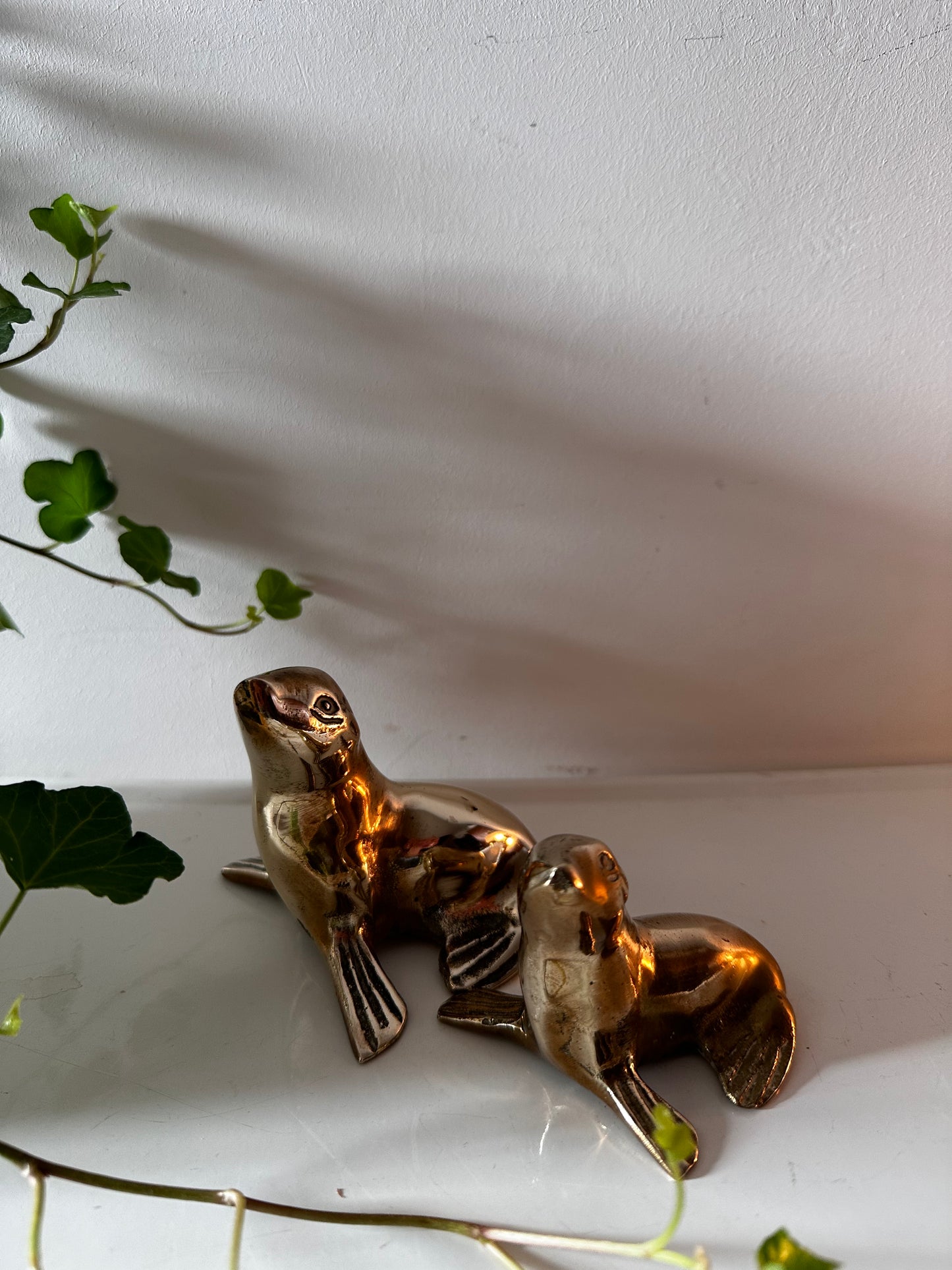 Messing set van twee zeehondjes