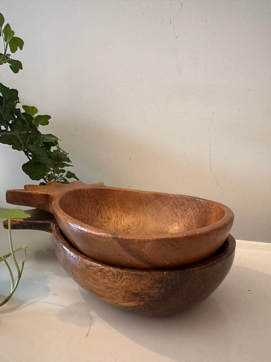 Houten schaaltjes in de vorm van een ananas