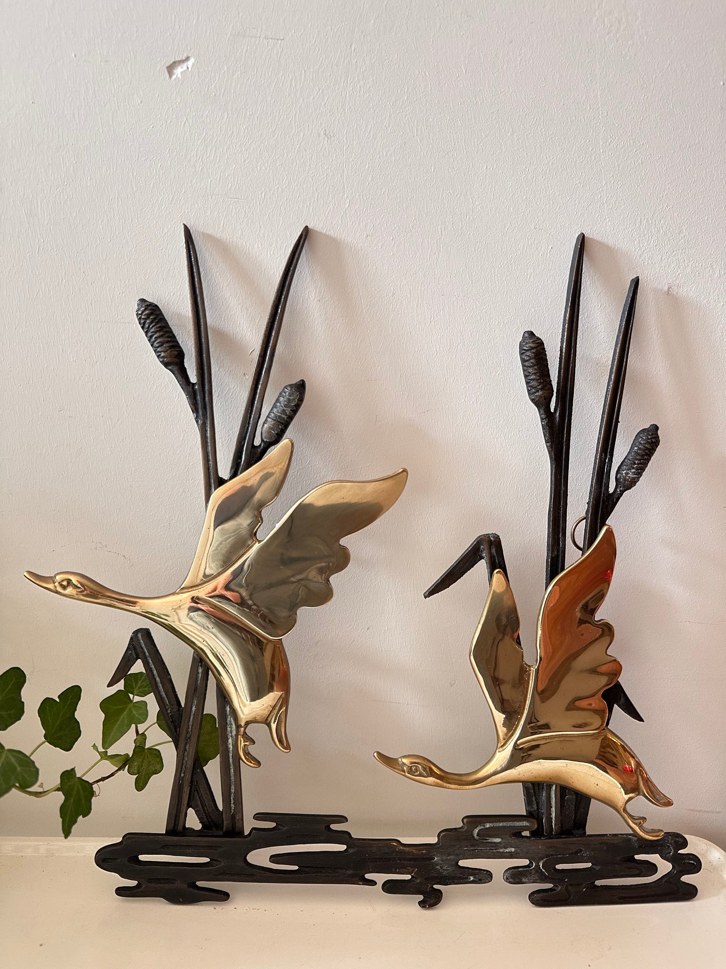 Wanddecoratie messing zwanen in riet