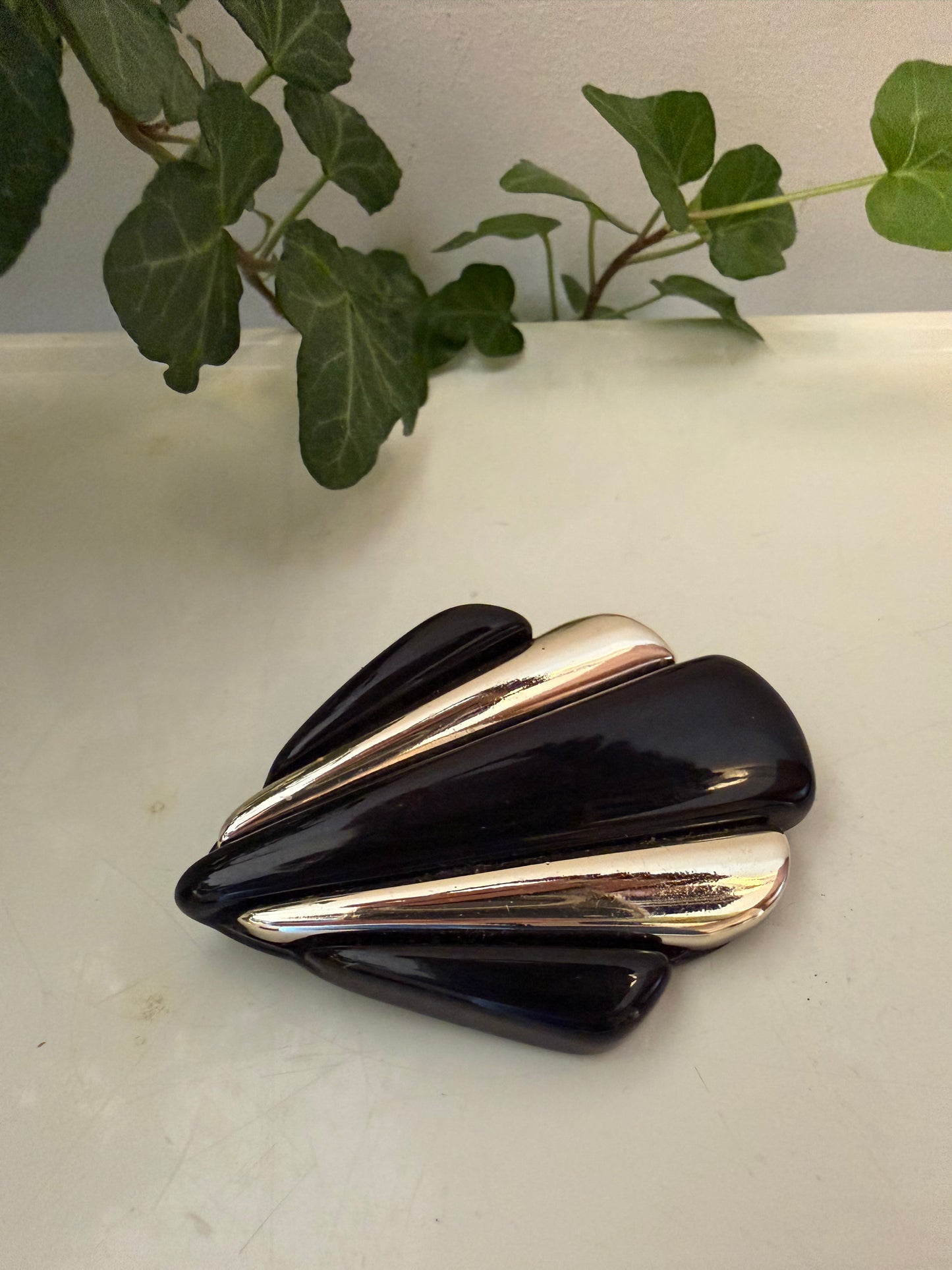 Zwart met zilver kleurige broche