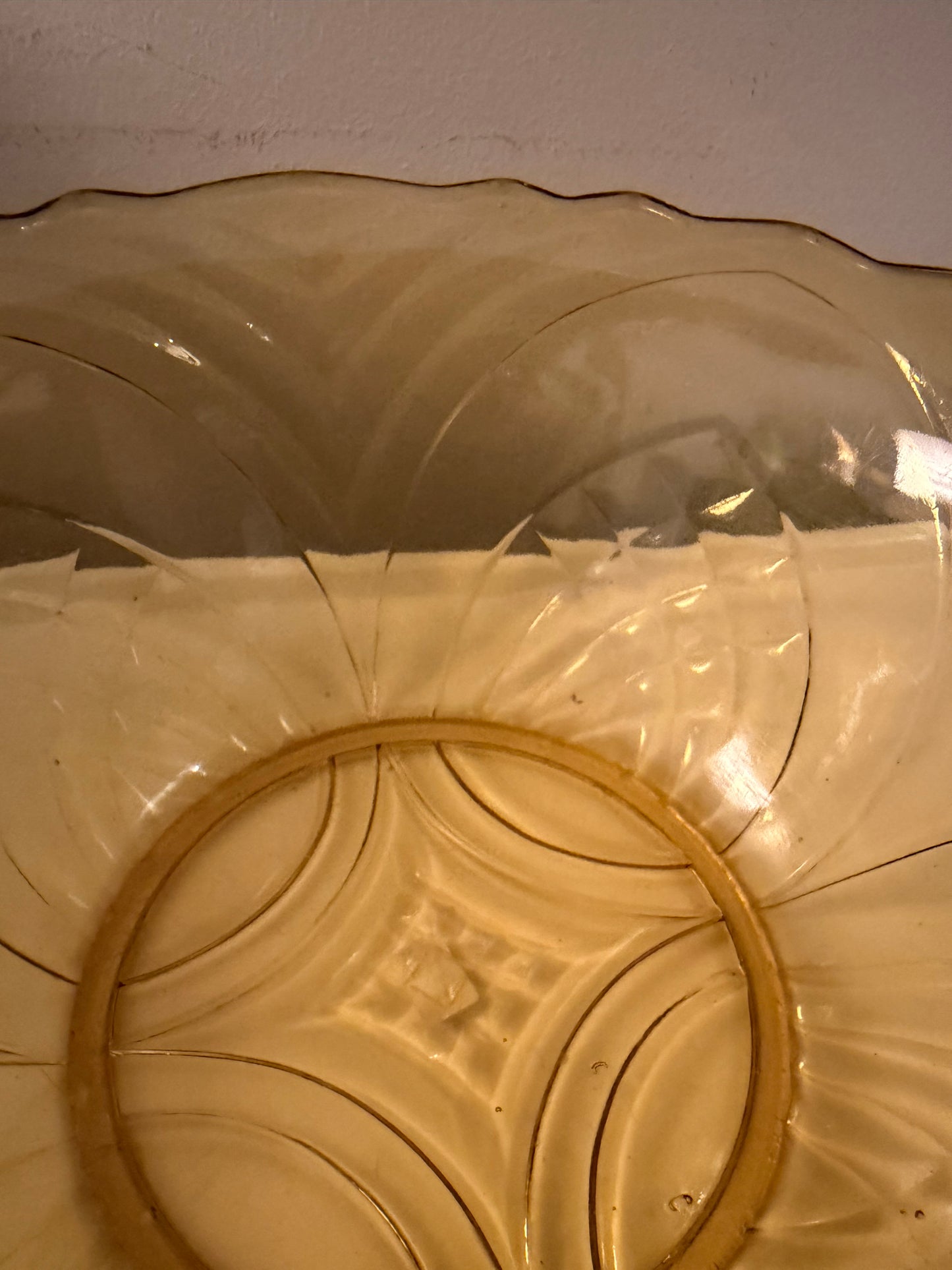 Persglazen art deco schaal geel