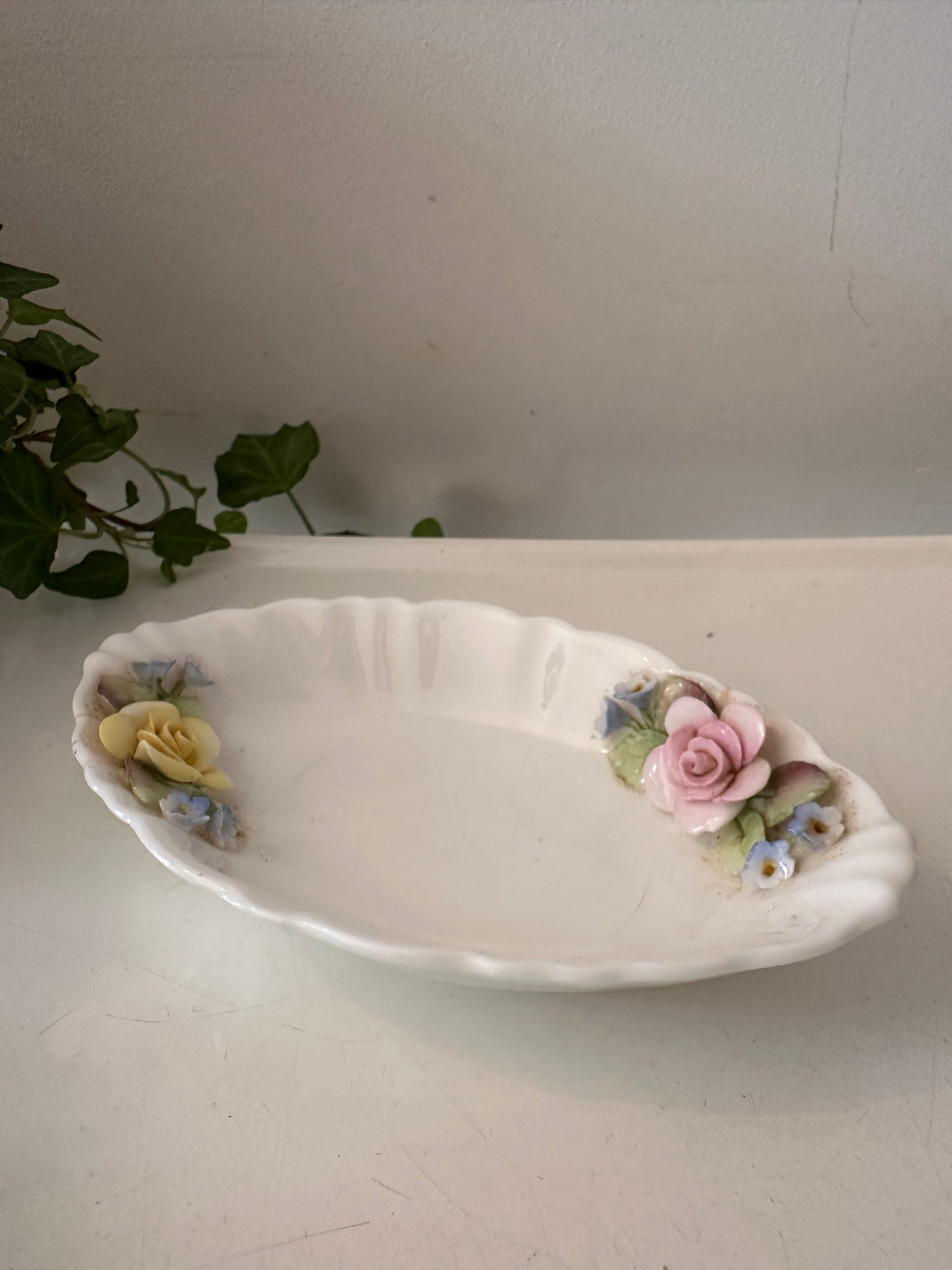 Fijn porseleinen Coalport schaaltje met handgemaakte bloemen