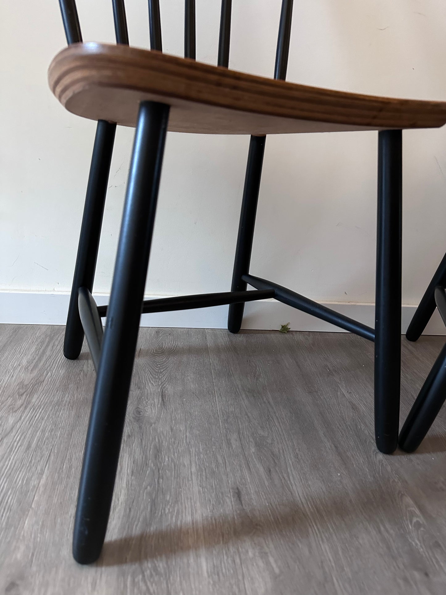 2 zestiger jaren spijlstoelen