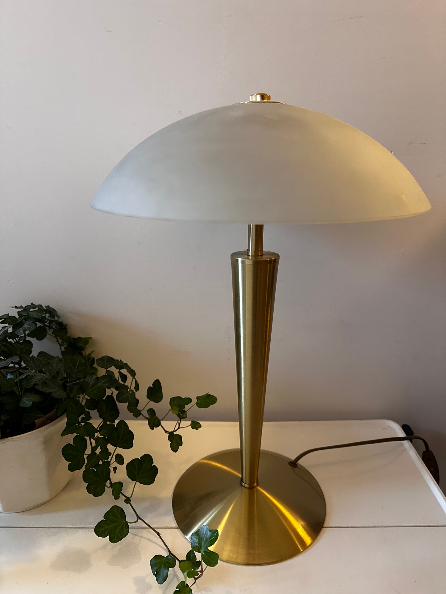 Jaren 80 messing met melkglazen lamp