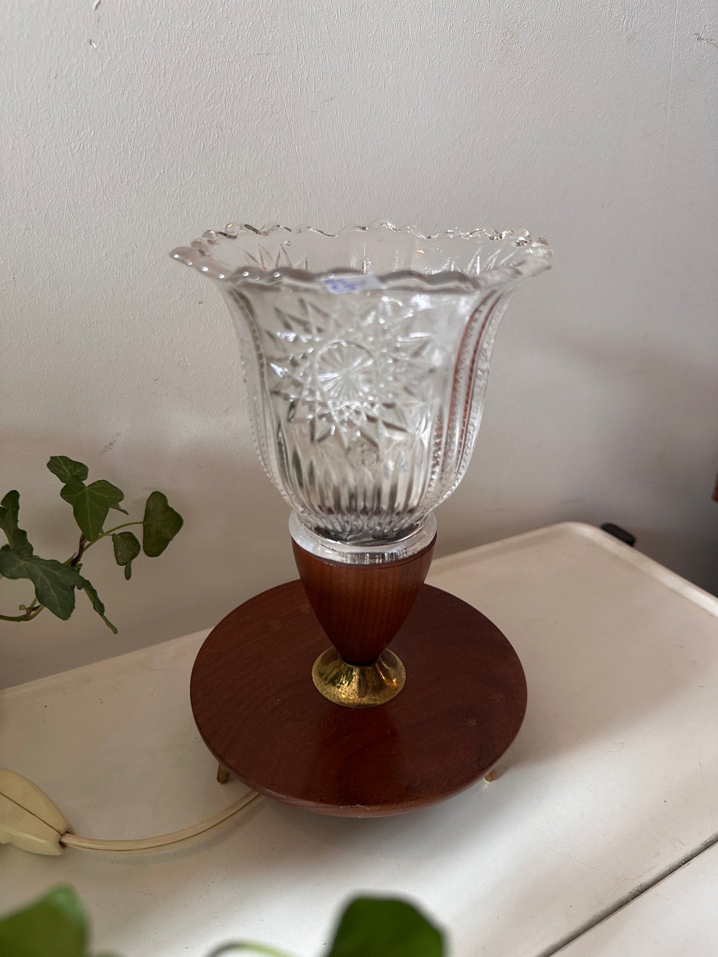 Tafellampje van hout en glas