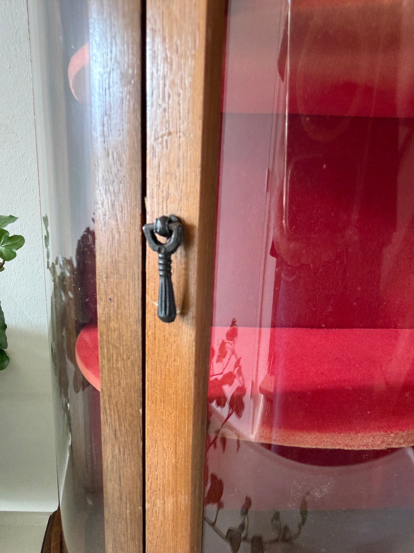Antiek halfrond pronkkastje met bolglas
