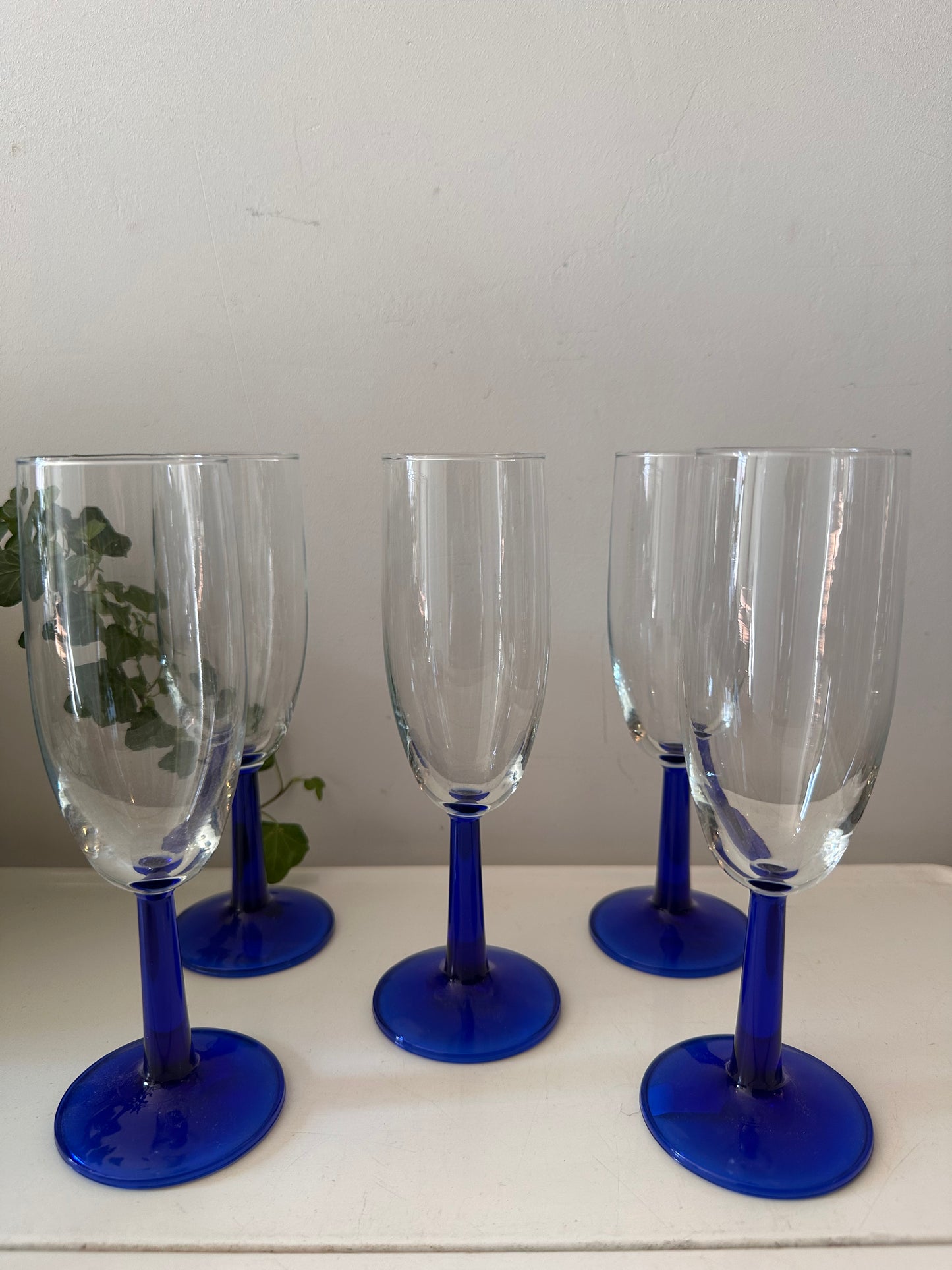 Jaren 80 flutes champagne glazen met blauwe voet