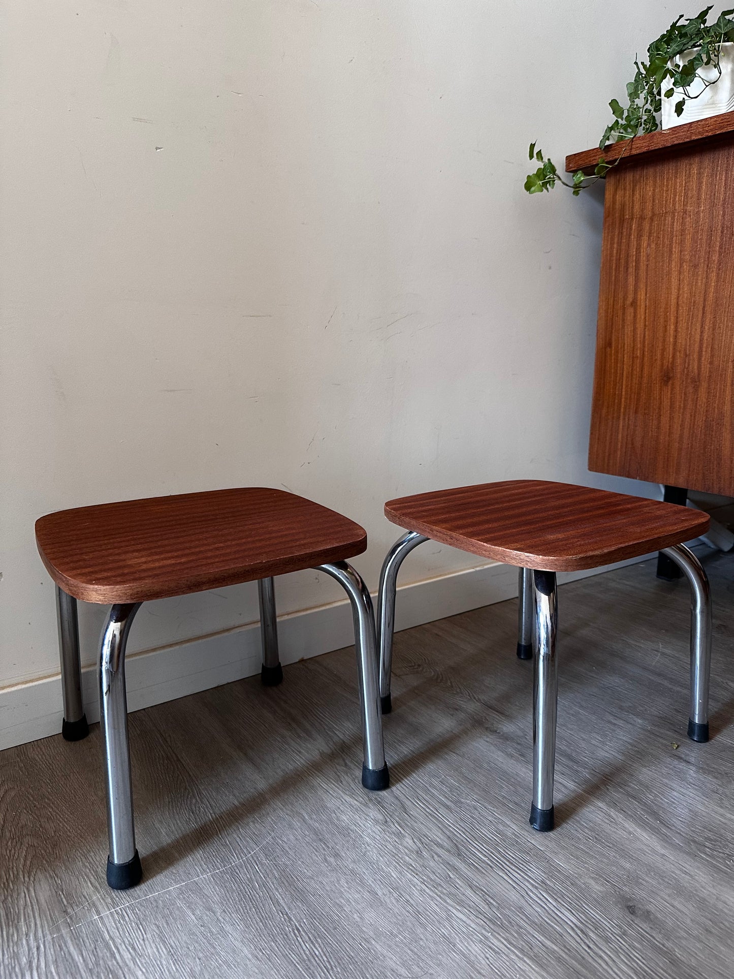 Set van twee jaren 70 bijzettafels