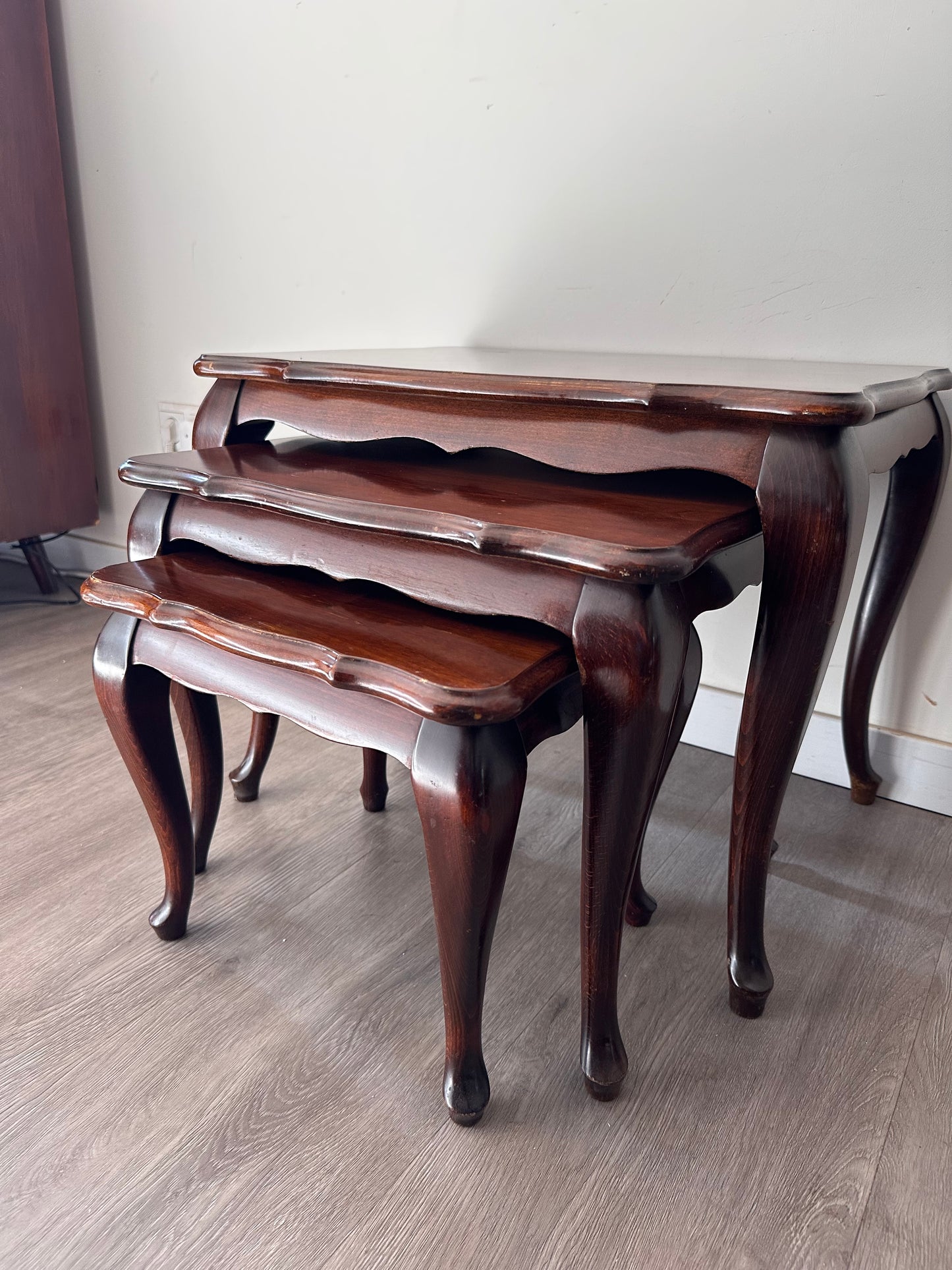 Nesting tables queen Ann stijl