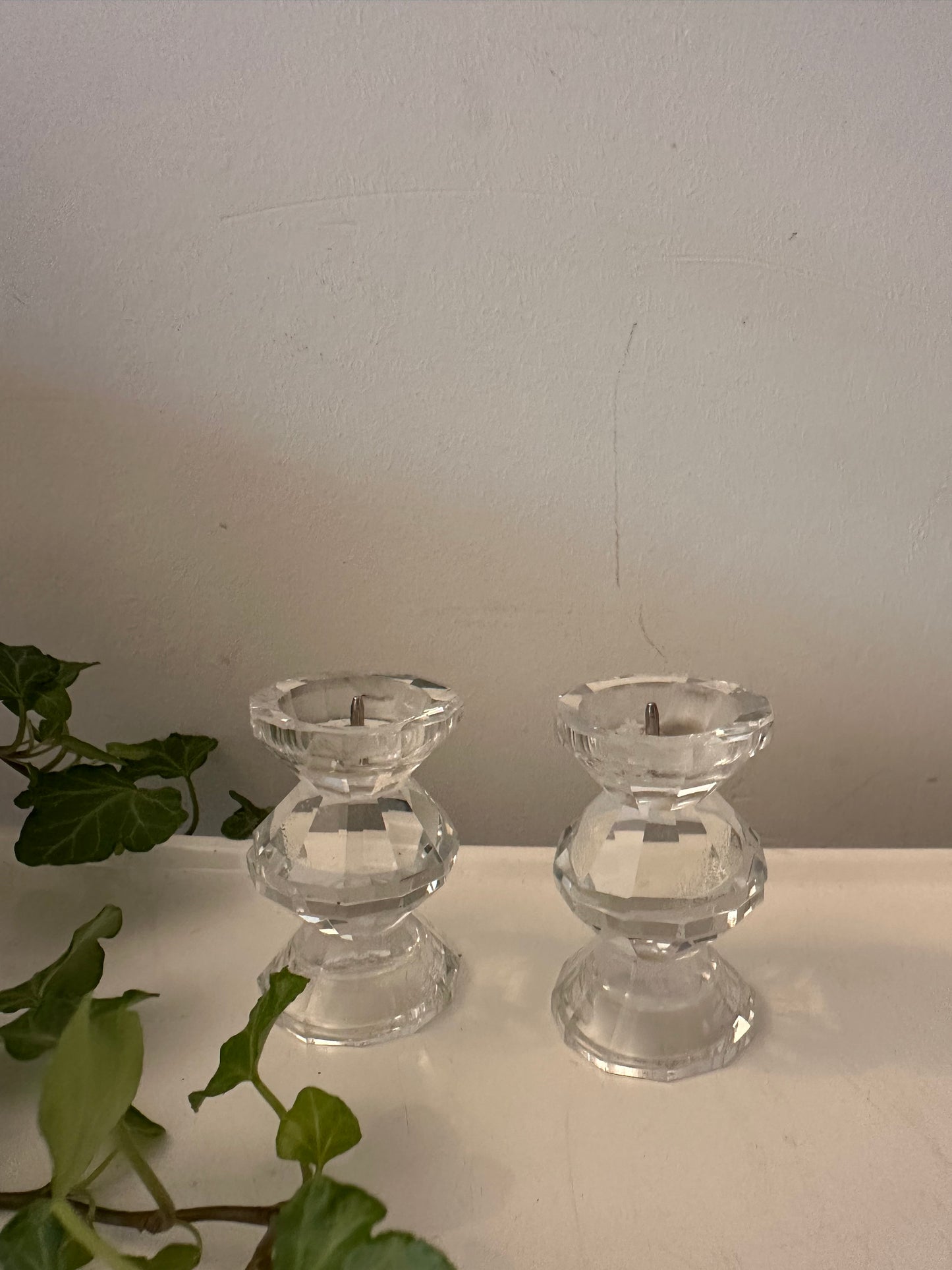 Twee kleine kristallen kandelaars